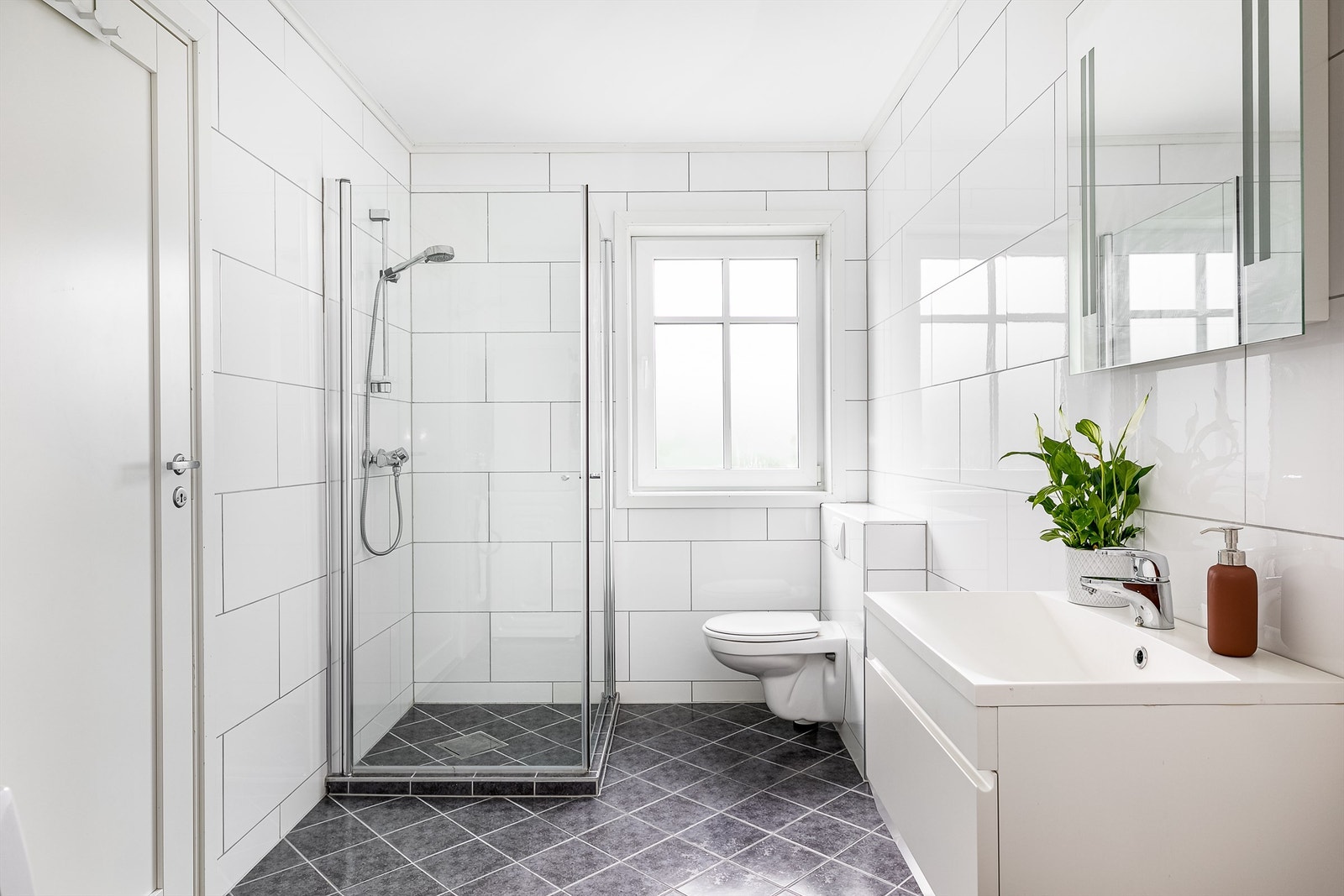 Bad i begge etasjer er praktisk og bekvemmelig i hverdagen. Galleribilde