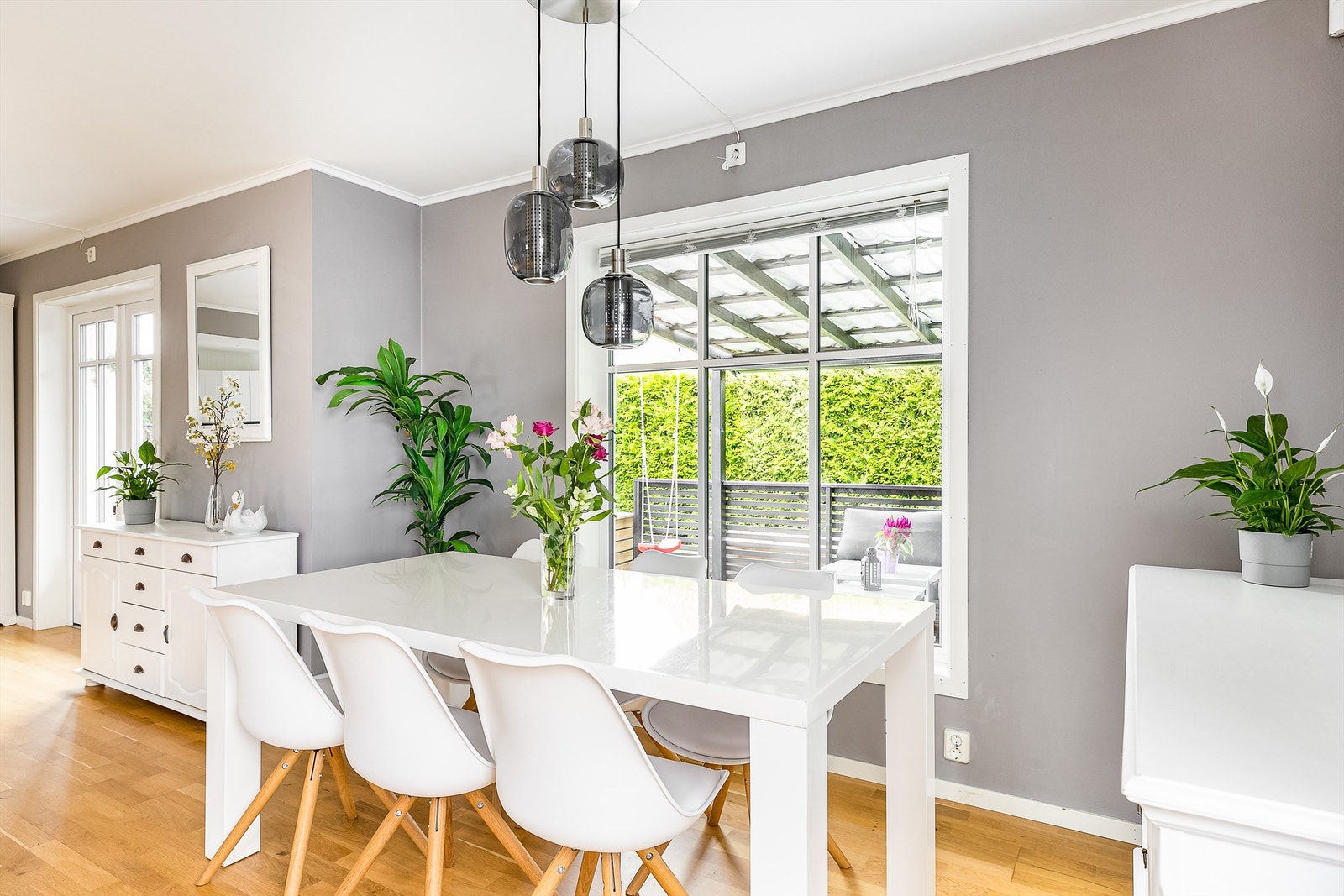 Vinduer på to sider av stuen fremmer gode lysforhold. Galleribilde