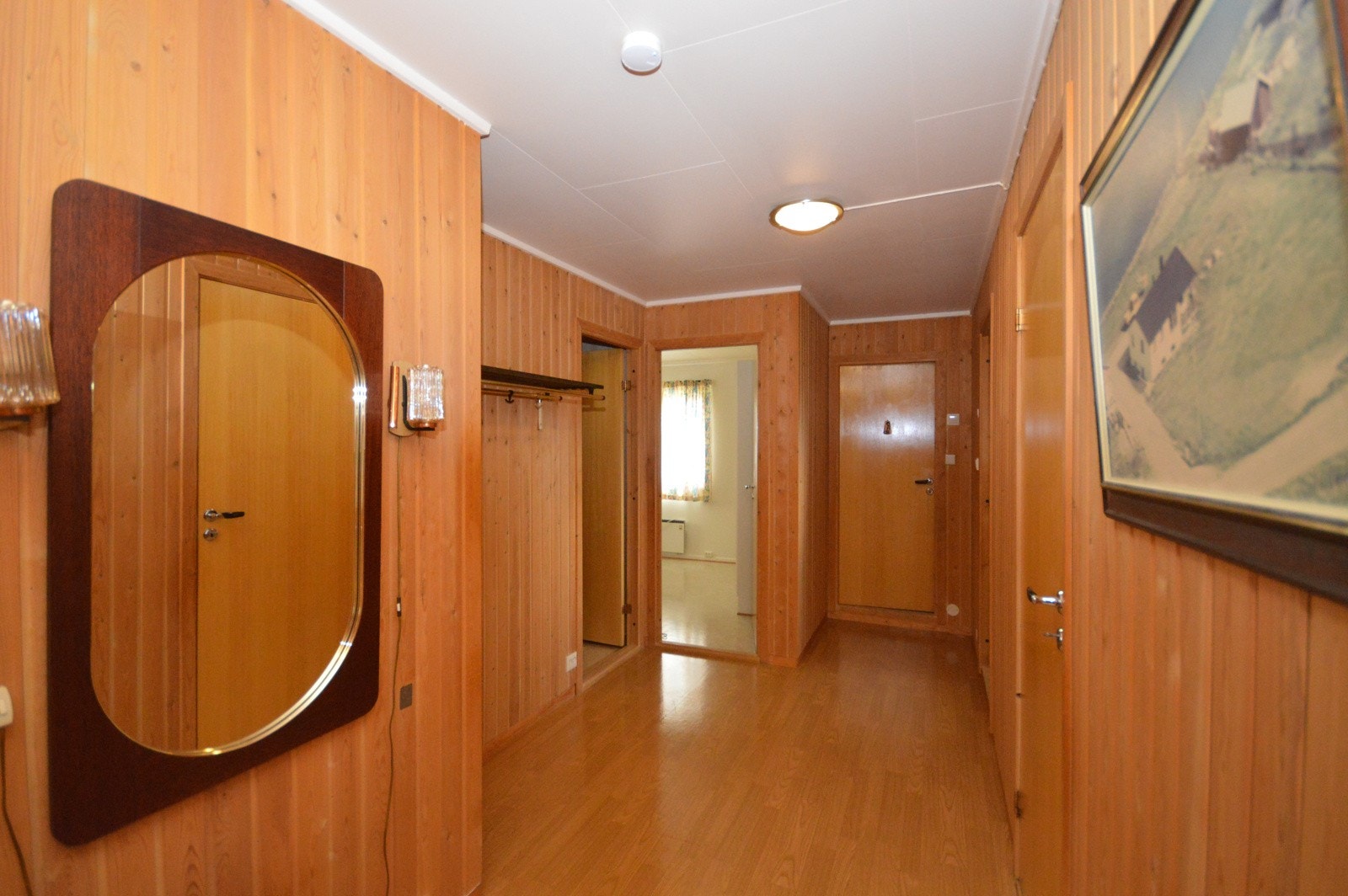 Romslig hall Galleribilde