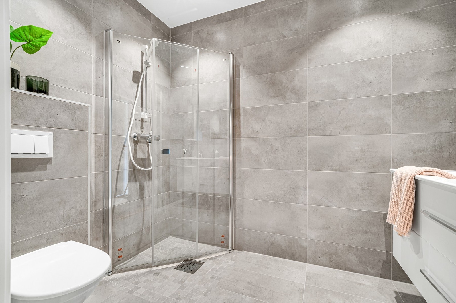 Elegant og tidløst hovedbad, med 60x30 fliser og varme i gulv. Galleribilde
