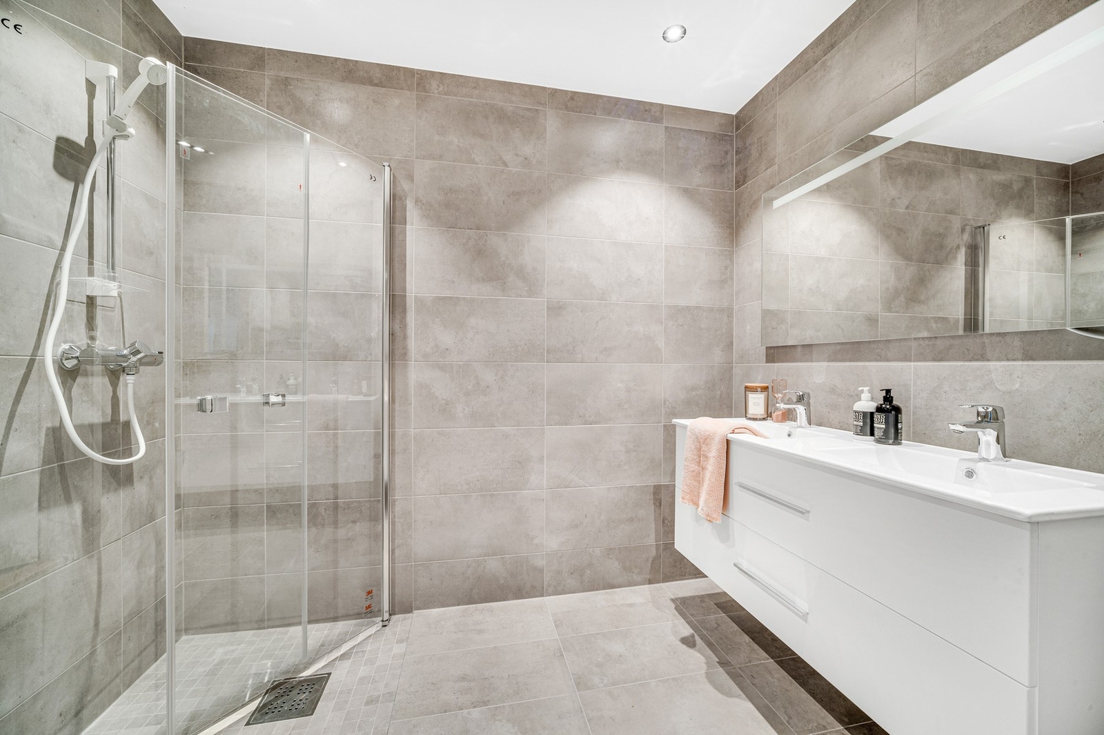 Badet er utstyrt med dusjnisje, servant og klosett. I tillegg til badet har du et separat vaskerom. Galleribilde