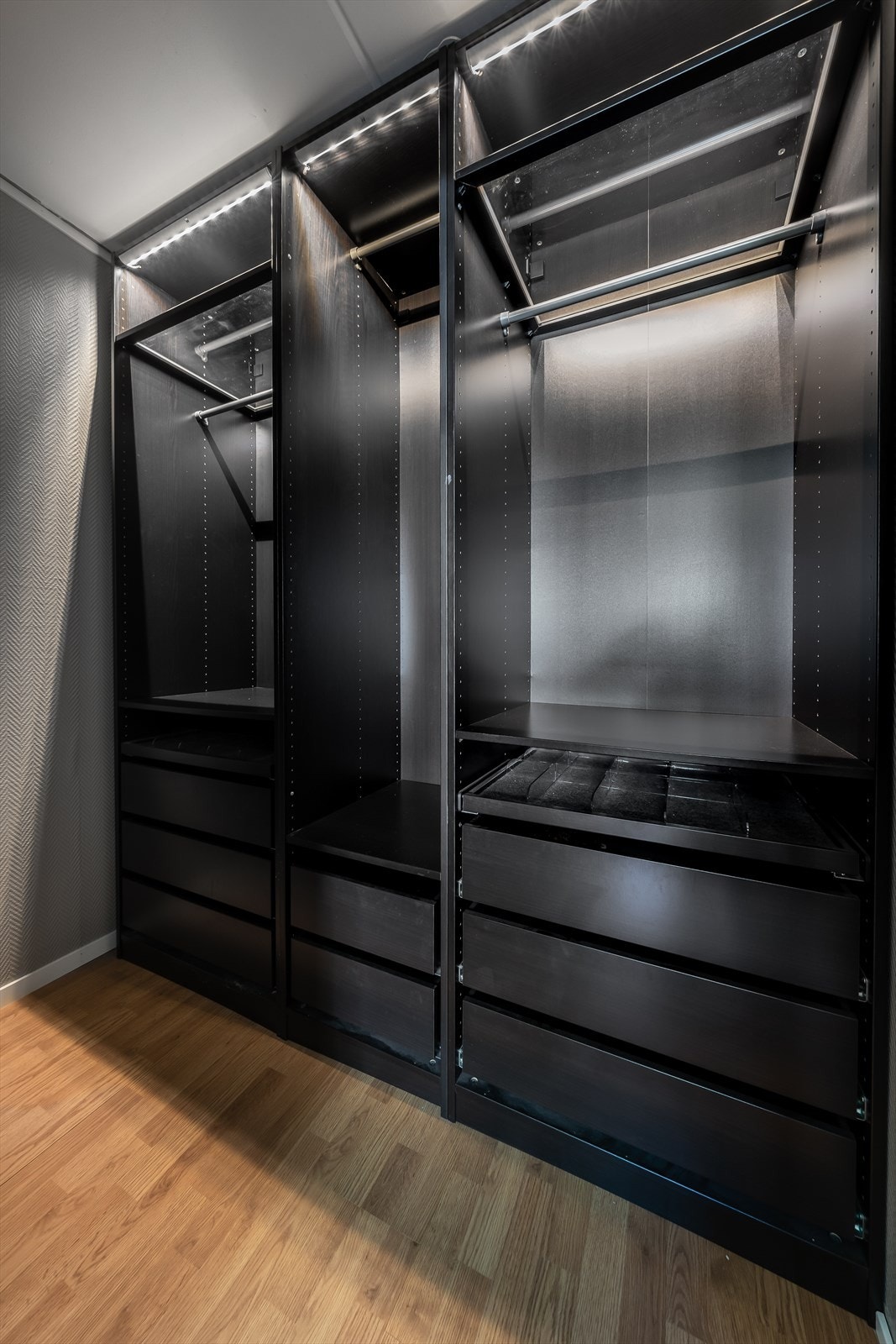 Tilliggende hovedsoverommet er det etablert garderobe/walk-in med pent og praktisk garderobesystem type PAX fra Ikea. Galleribilde