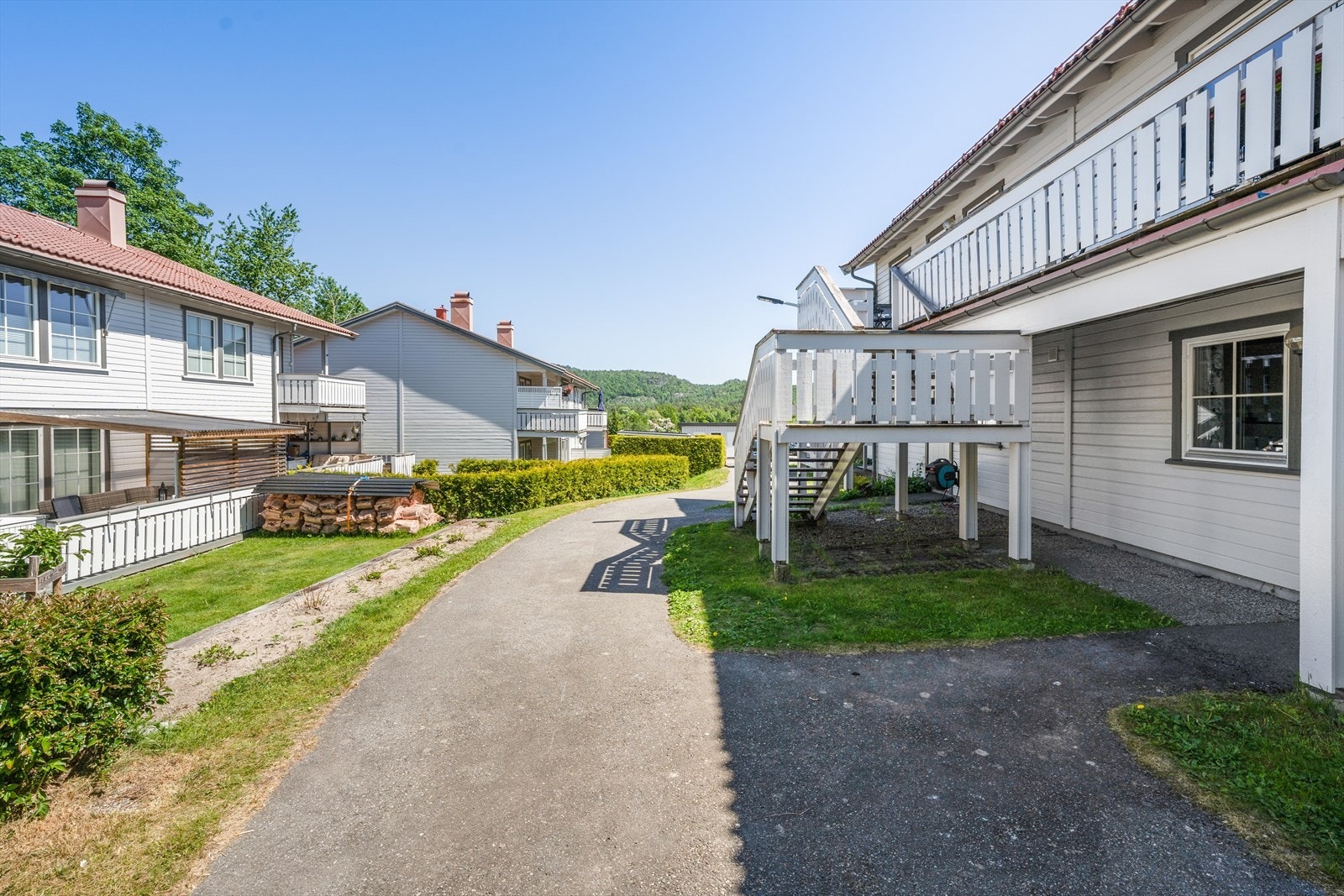 Fra leiligheten er det kort vei til dagligvareforretninger og gangavstand til barnehage, Tveten barne- og ungdomsskole, samt pent opparbeidet idrettsanlegg. Galleribilde