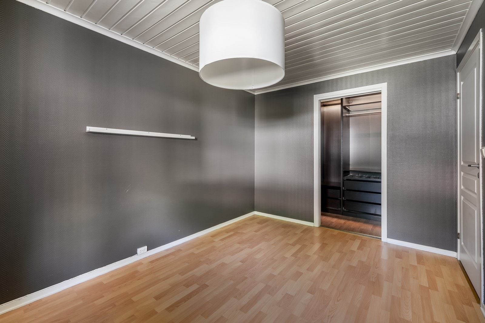 Hovedsoverommet har laminat på gulv og glassfiberstrie på vegg, som er malt opp i en mørk og behagelig fargetone, samt hvitmalt panel i tak. Galleribilde