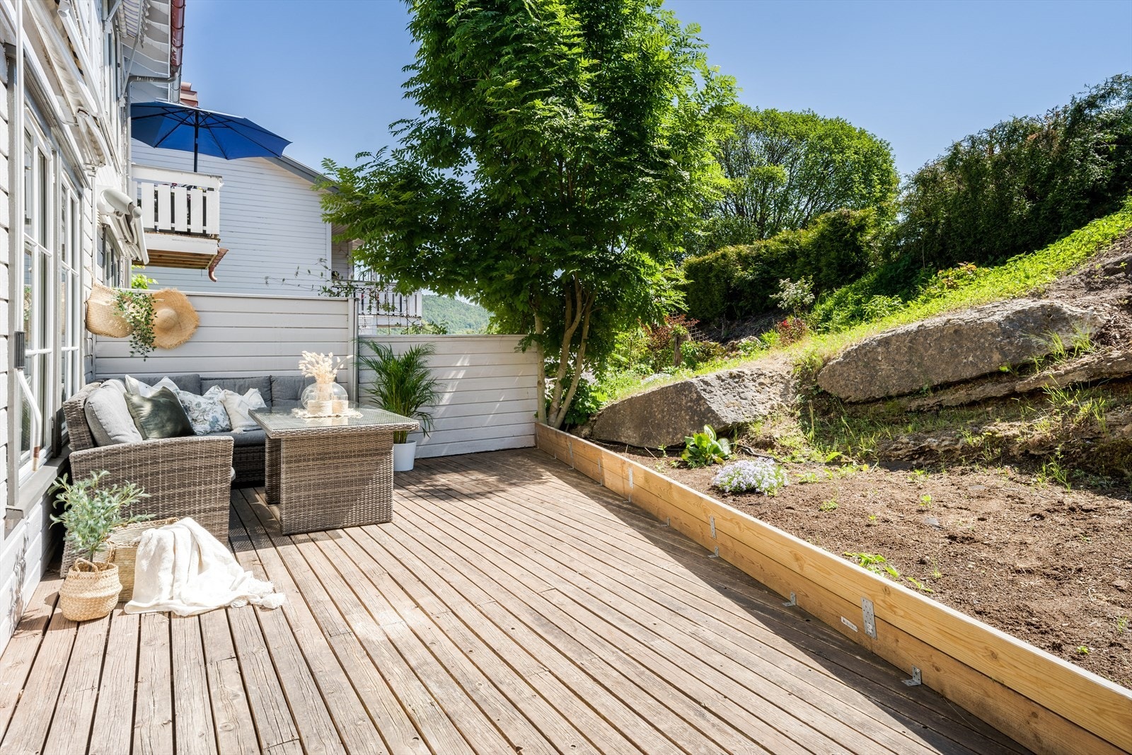 Fra kjøkkenet er det utgang til en romslig, sydvendt og pent opparbeidet terrasse. Terrassen ligger usjenert til, avgrenset med levegg mot nabo. Galleribilde