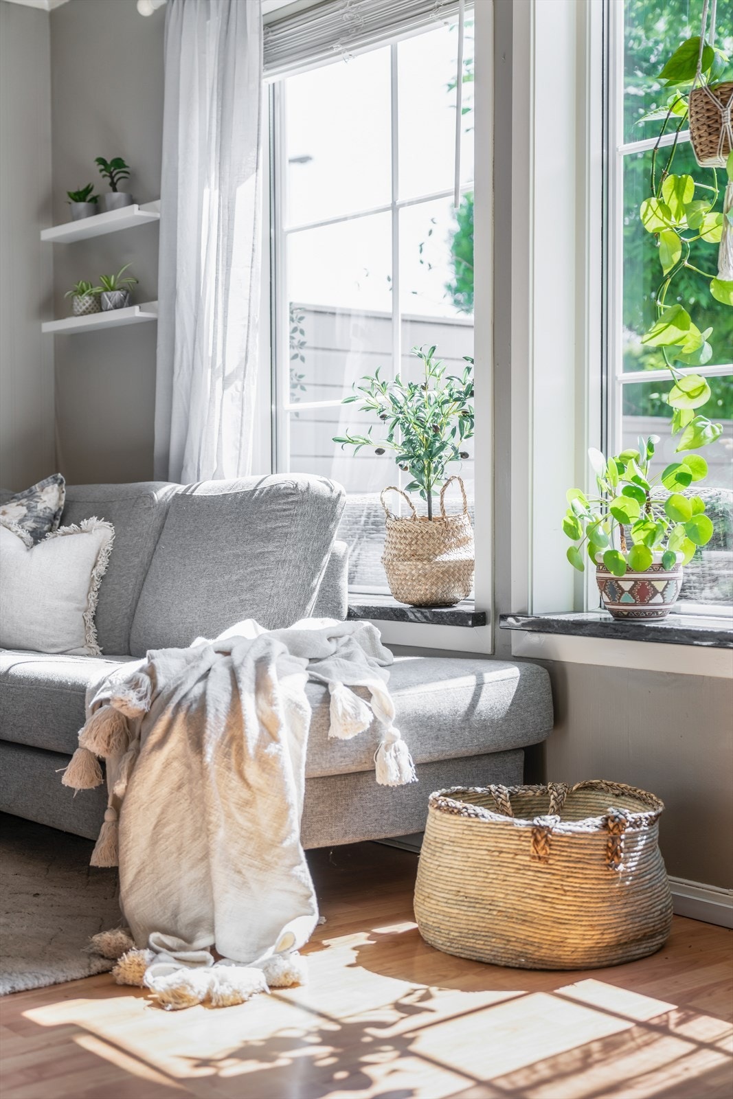 Stuevinduene har persienner. Overflater består av laminat på gulv, malte panelplater og malt tapet på vegger, samt hvitmalt panel i tak. Galleribilde
