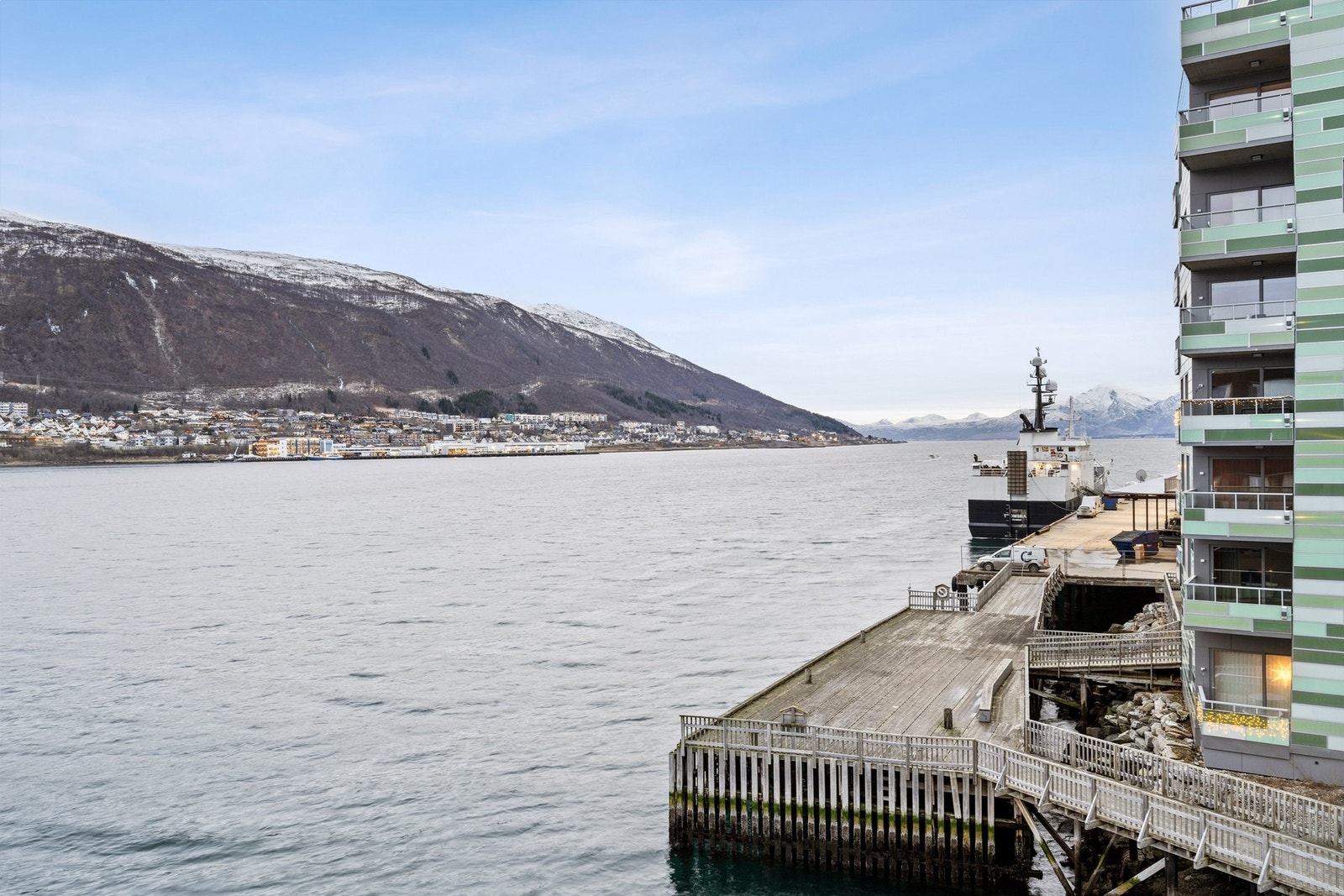 På Sjøstranda bor du i fint til i et maritimt boligområde, ca 2 km sør for sentrum. Galleribilde