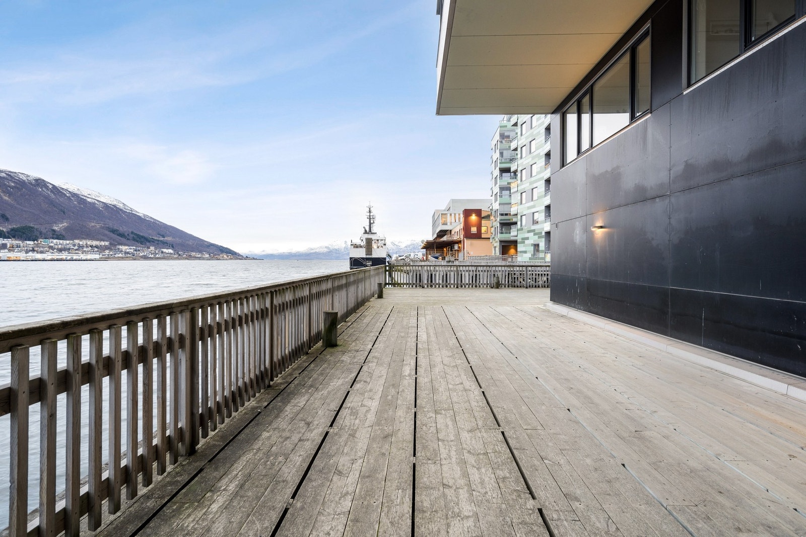 Fra leiligheten er det gangavstand til
dagligvarebutikk, treningssenter, skole, barnehage og bussholdeplass med gode bussforbindelser til øvrige bydeler Galleribilde