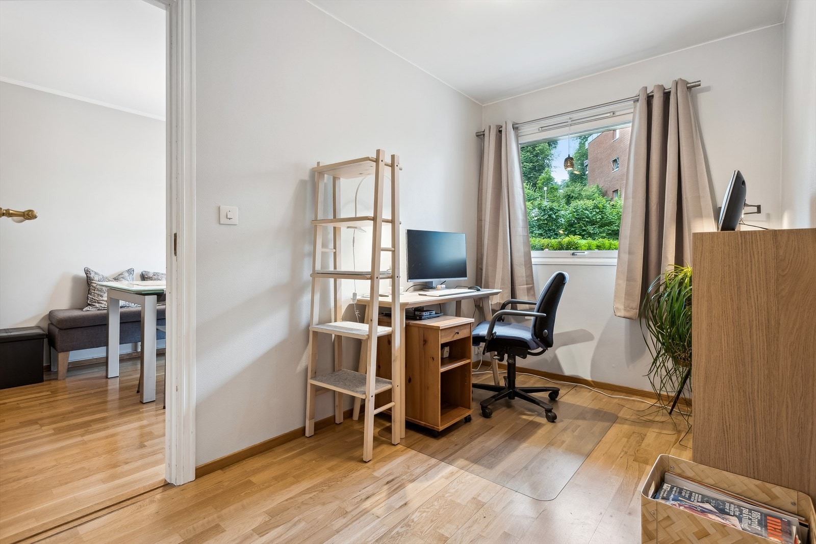 Soverom 2 brukes i dag som kontor, men har også god plass til seng og tilhørende garderobe. Galleribilde