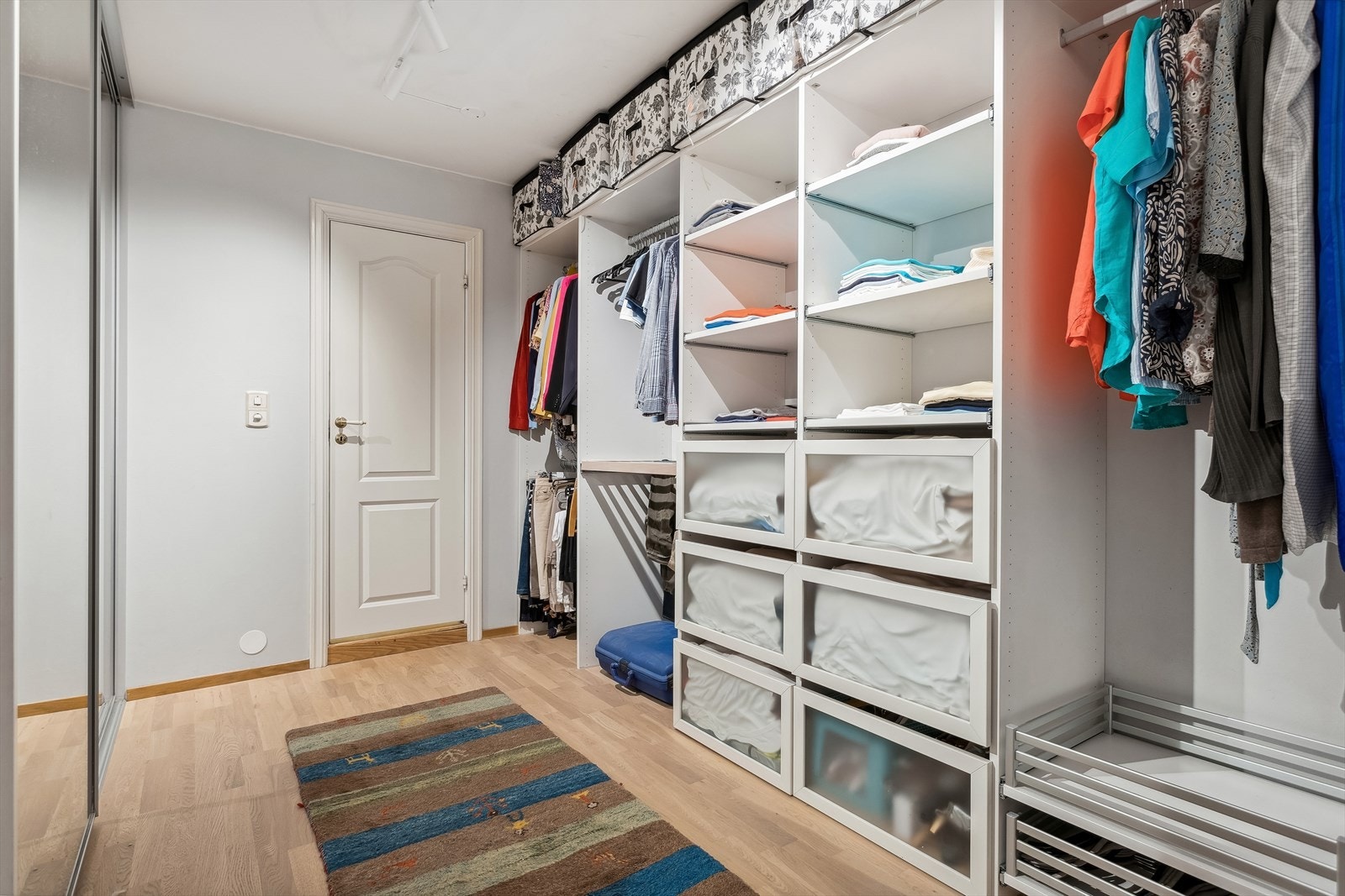 Walk-in closet med masse oppbevaring ligger i tilknytning til hovedsoverommet og bad. Galleribilde