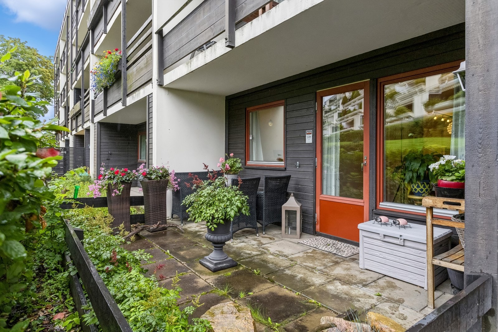 Fra kjøkkenet er det utgang til markterrasse med grønn hekk som skjermer. Galleribilde