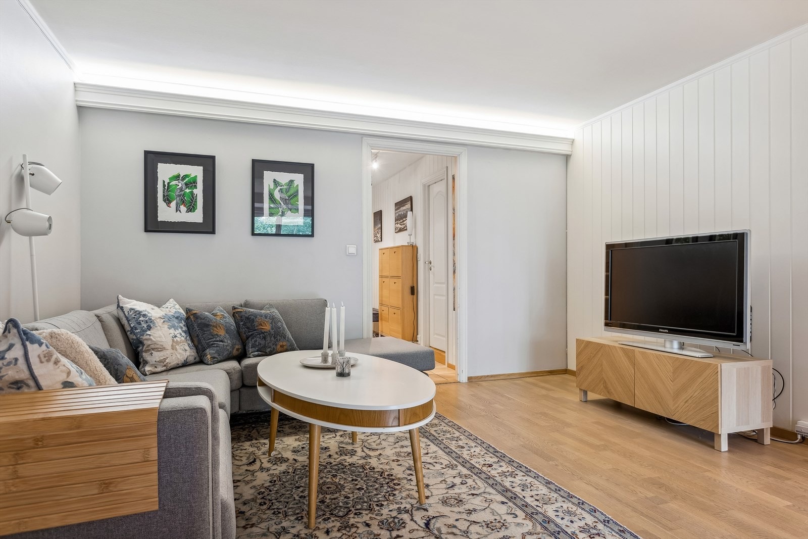 Stuen er lys og svært romslig, samt har god plass til stor sofa, stuebord og tv. Galleribilde