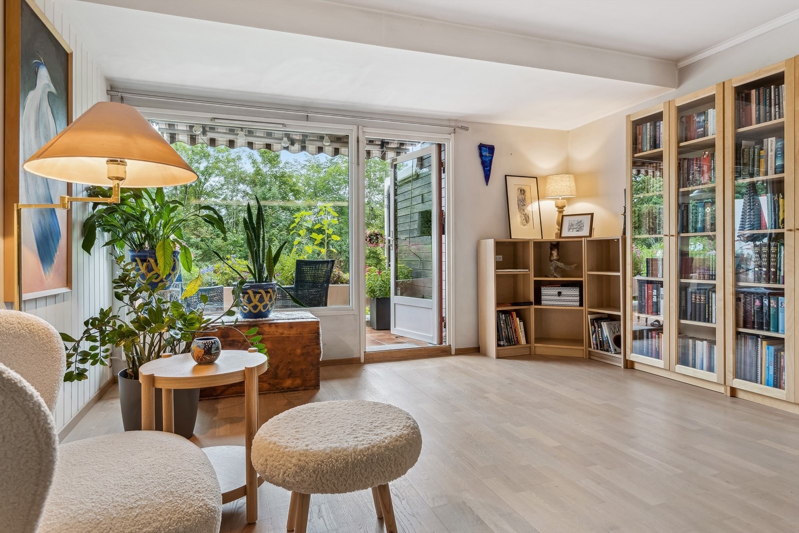 I andre delen av stuen er det plass til et hyggelig hjørne for avslapning. Fra stuen er det utgang til en flott balkong som vender mot grøntområdet. Galleribilde