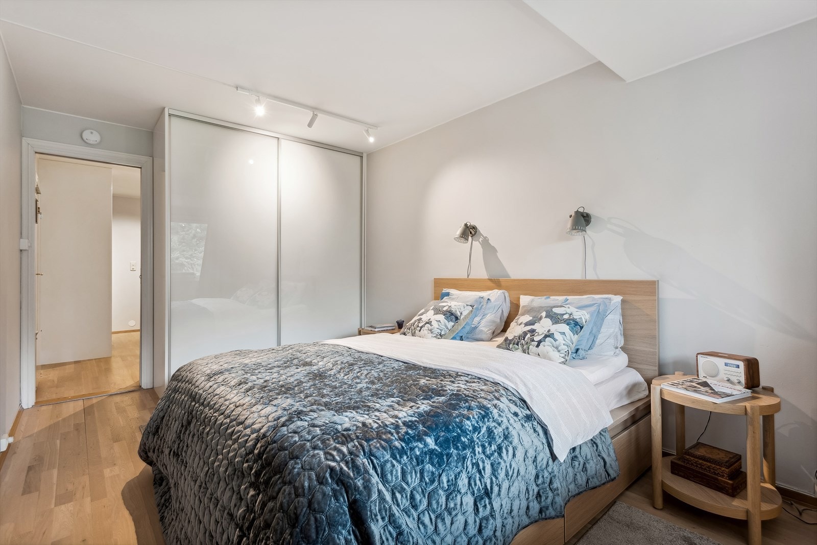Hovedsoverommet er stort og har god plass til dobbeltseng, nattbord og skyvedørsgarderobe. Galleribilde