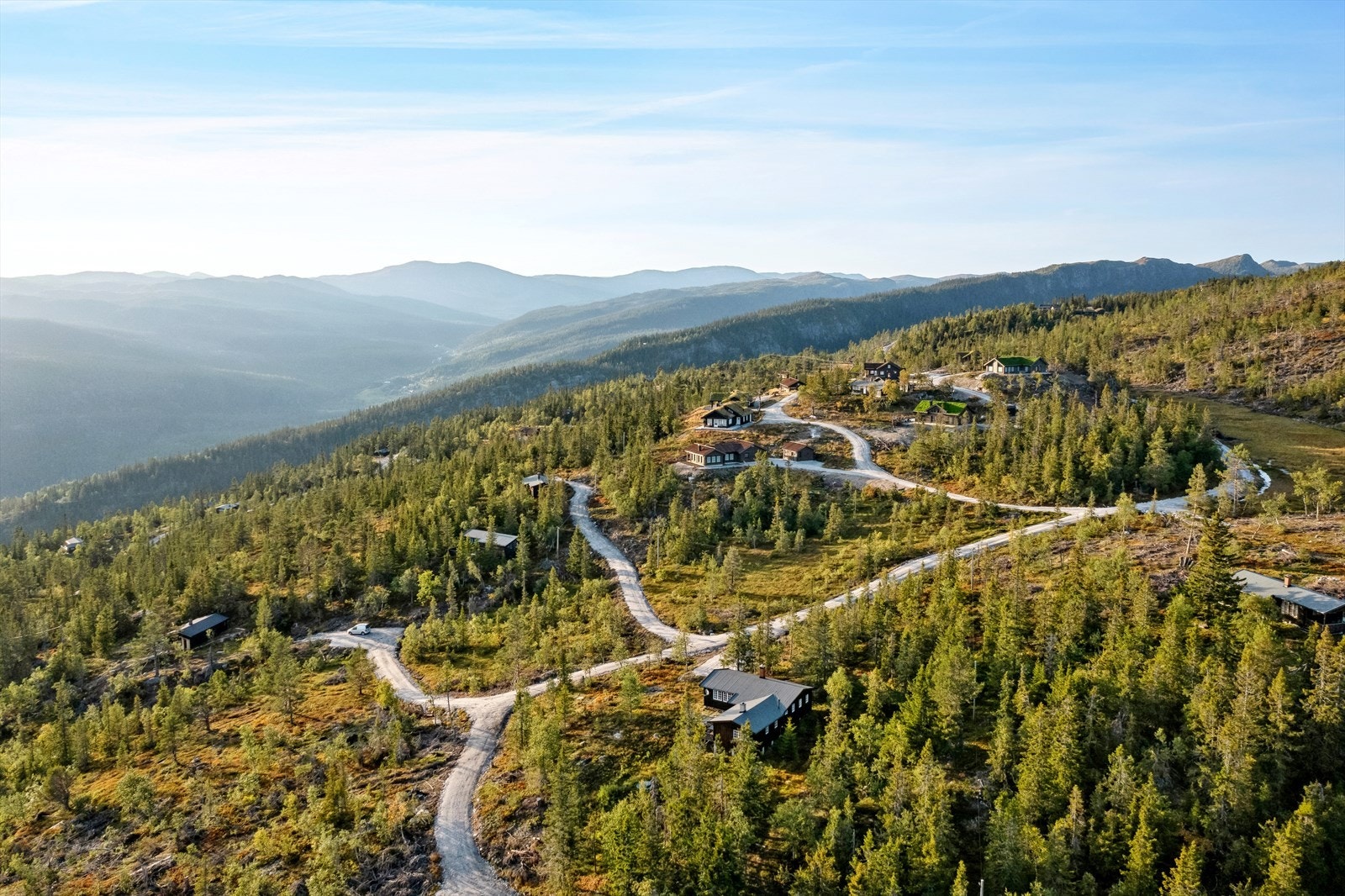 Enten du er ute etter et tilfluktssted fra byens travle liv eller et sted å dele med familie og venner, vil denne hytten oppfylle dine fjelldrømmer. Galleribilde
