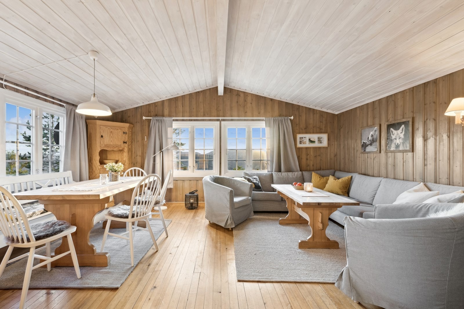 Hoveddel: Romslig og pent innredet stue. Galleribilde