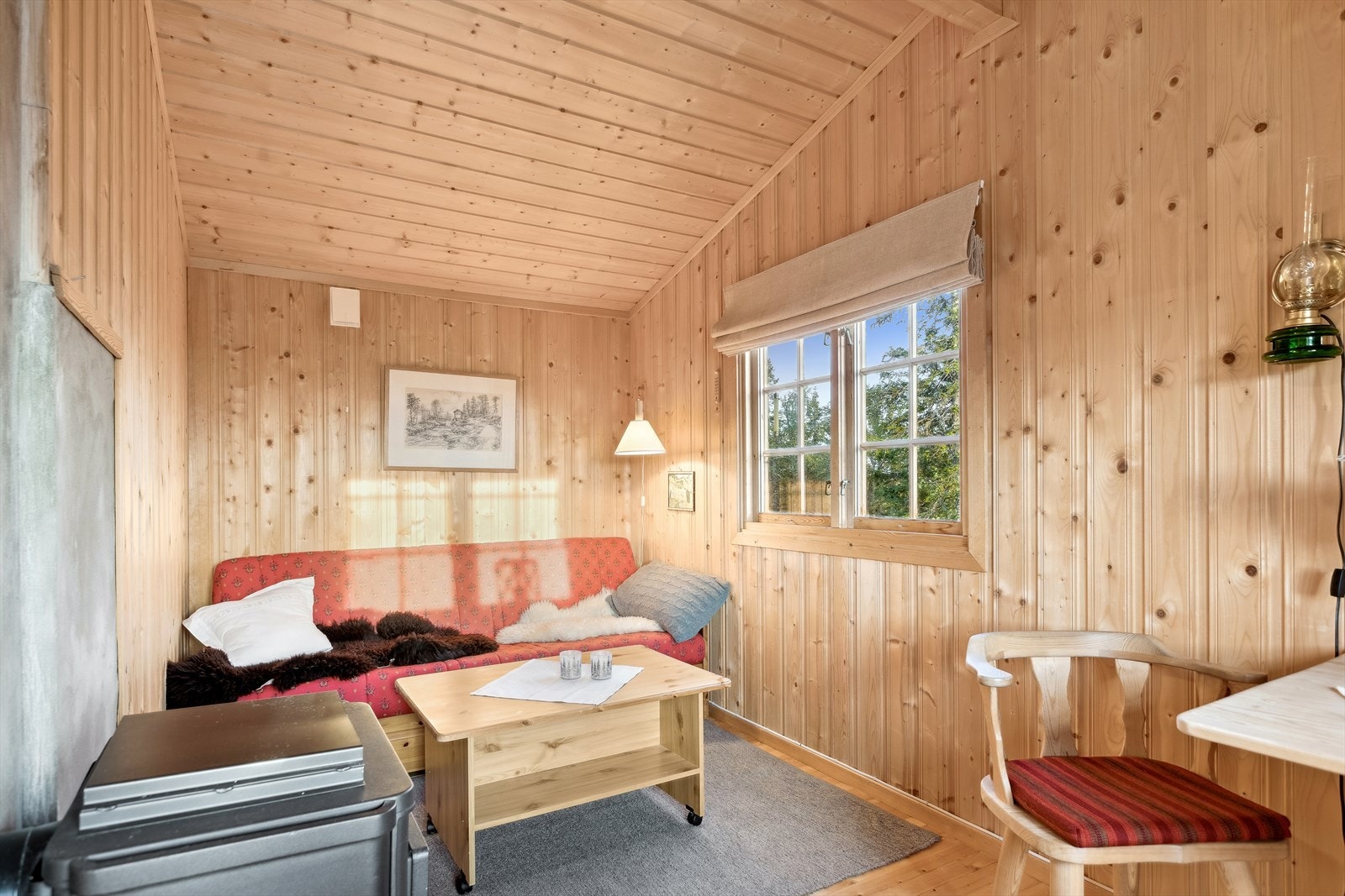 Tilbygg: Stue med plass til sofa og det er vegghengt frokostbord. Galleribilde
