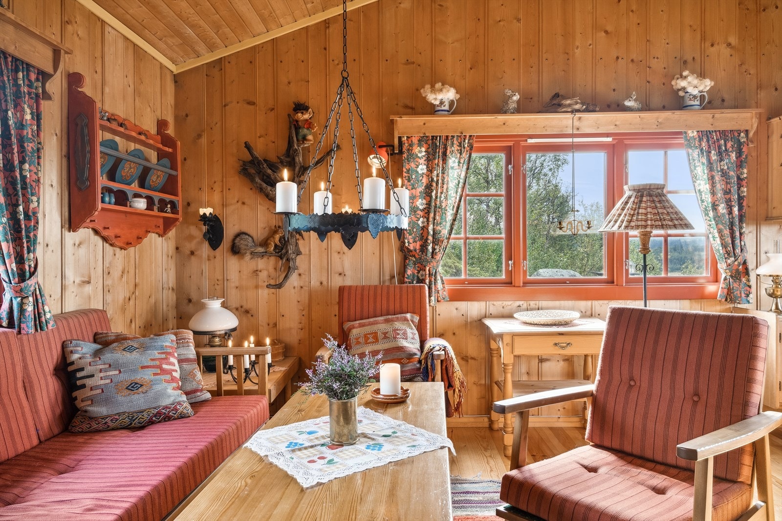 Flere vinduer slipper inn godt med naturlig lys, og rammer inn den flotte utsikten. Galleribilde