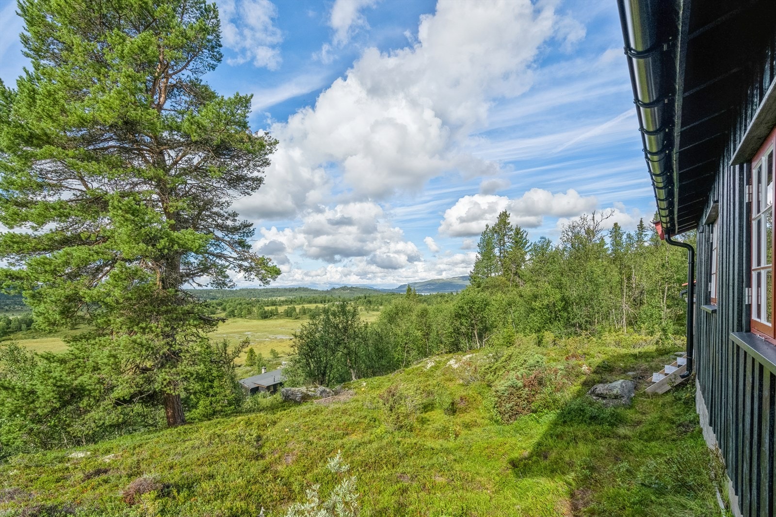 Fra dette området kan en nyte utsikten til fjellene i Jotunheimen, til Slettefjell, Grindane og til vannet Yddin. Galleribilde