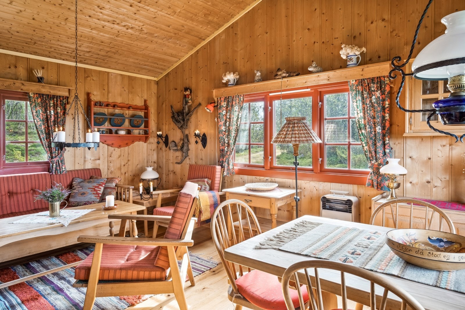 Stuen har tradisjonelle panelte overflater, rausta himling og tregulv. Galleribilde