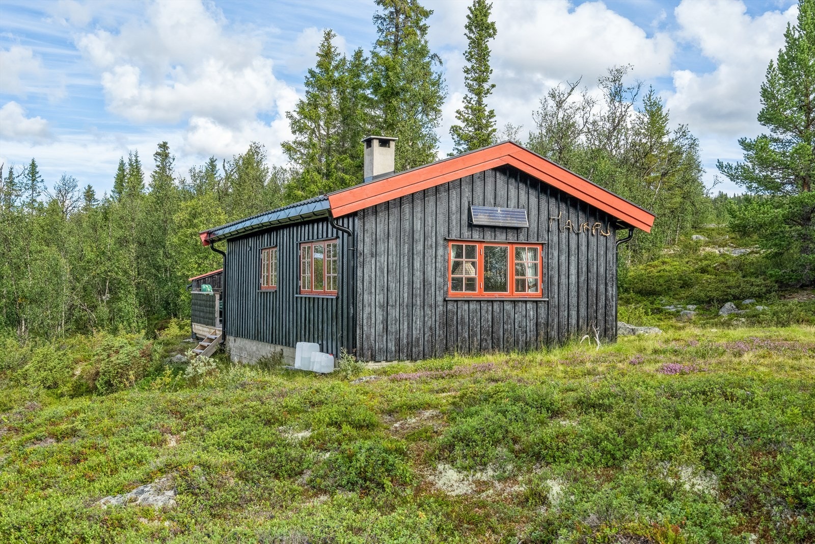 Eiendommen ligger usjenert til i et veletablert hytteområde på Synhauglie ved Langehaugen, i området øst for dalføret i Øystre Slidre kommune / Statsalmenning, ca. 893 m.o.h. Galleribilde