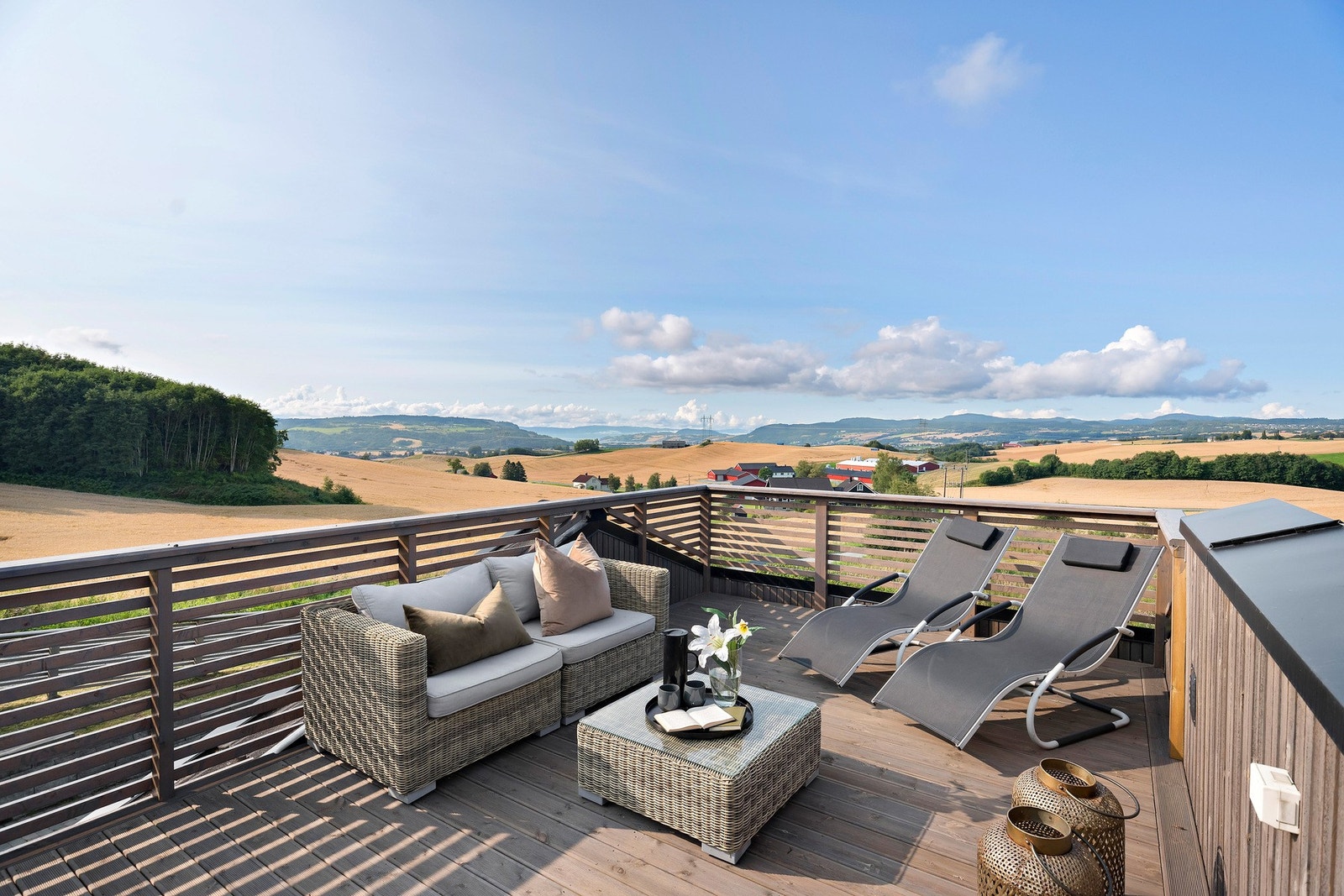 Takterrasse med fantastisk utsikt og strålende solforhold Galleribilde