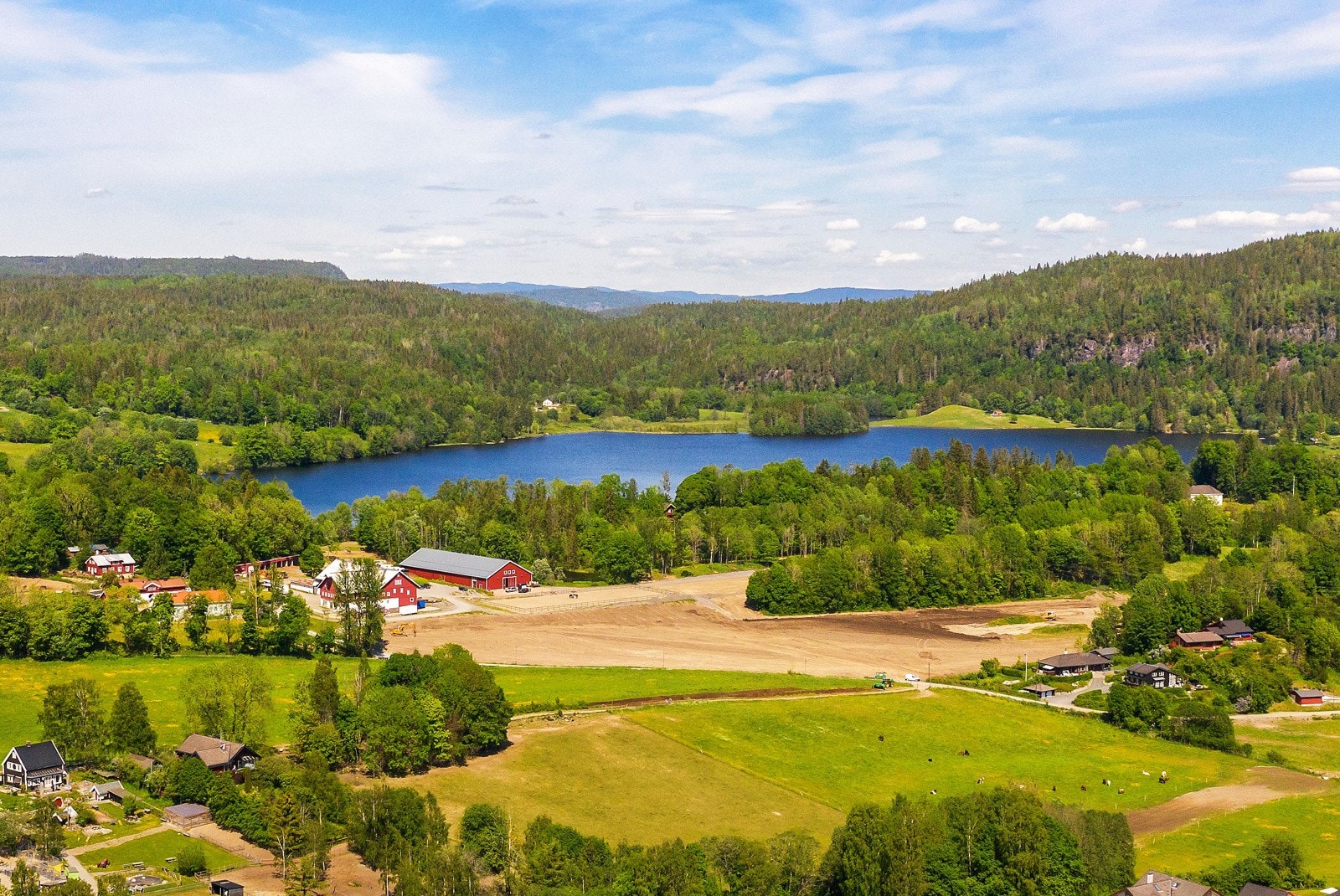 Semsvannet - et yndet tur- og badeområde i gangavstand fra eiendommen Galleribilde