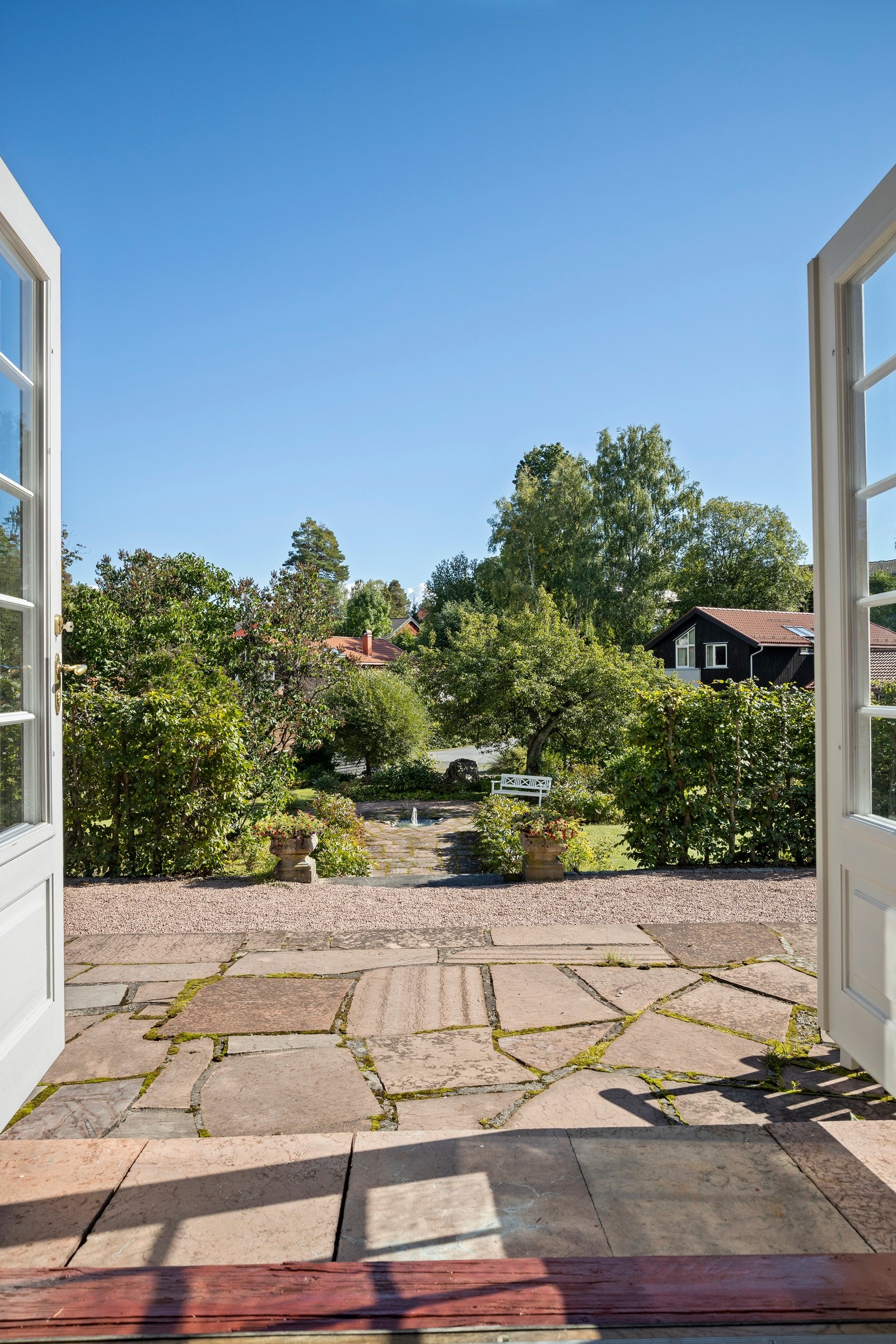 Dobbeldør ut fra spisestuen til gårdsrom og hage Galleribilde