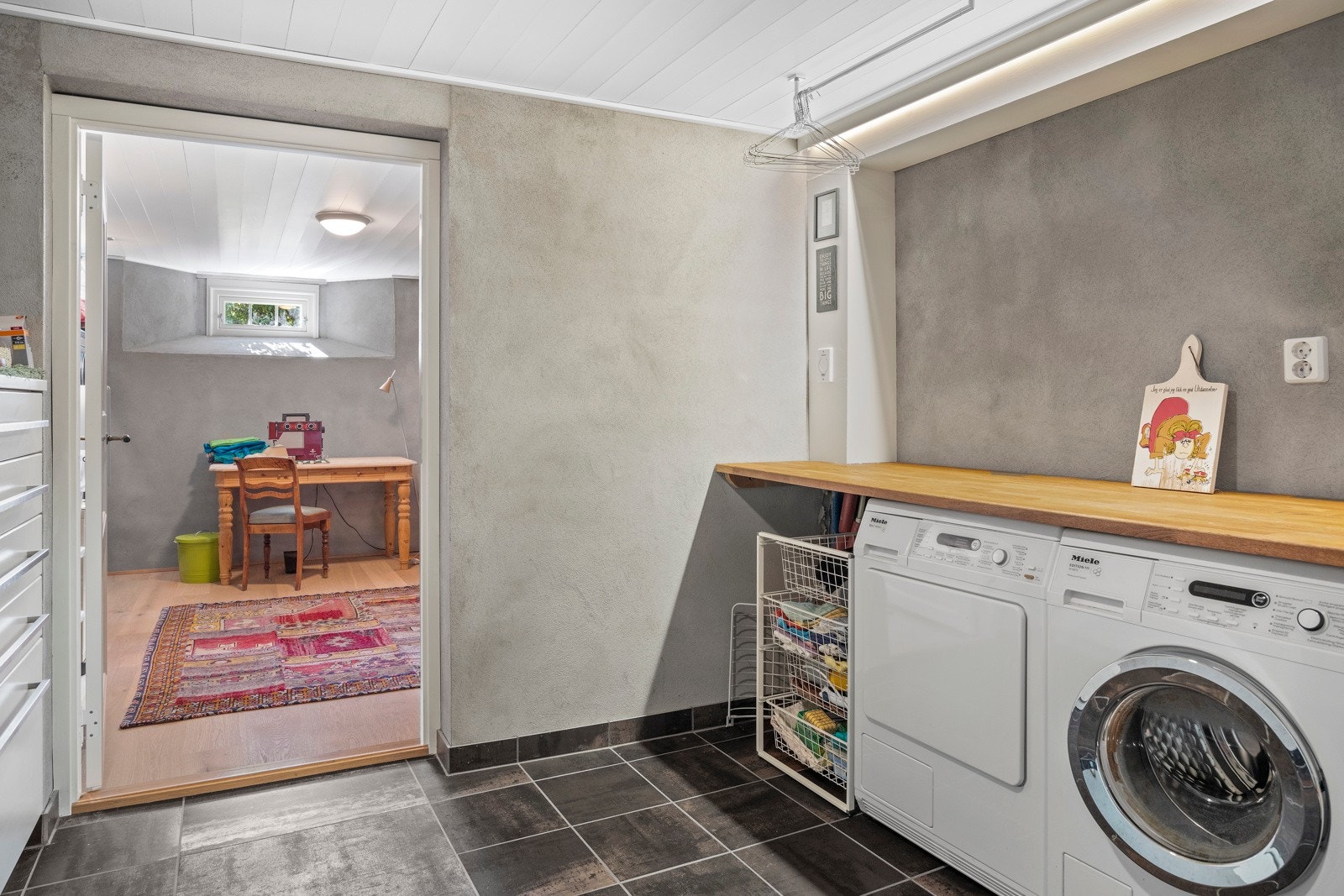 Praktisk og romslig vaskerom u.etasje. I u.etasjen er det også hjemmekontor og kjellerstue. Galleribilde