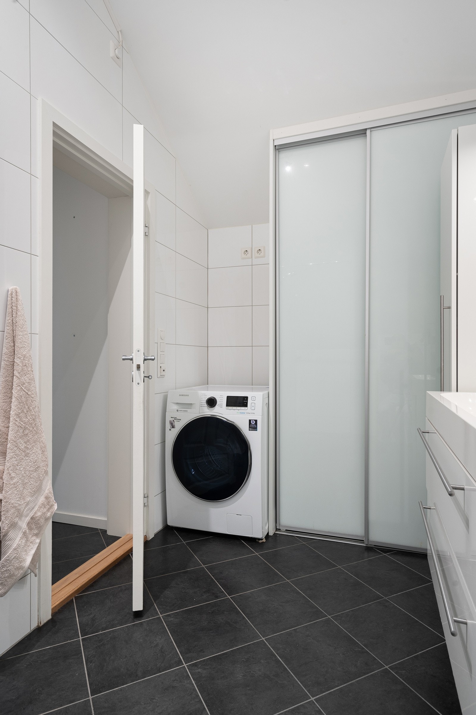 Badet har opplegg for vaskemaskin og tørketrommel. Galleribilde