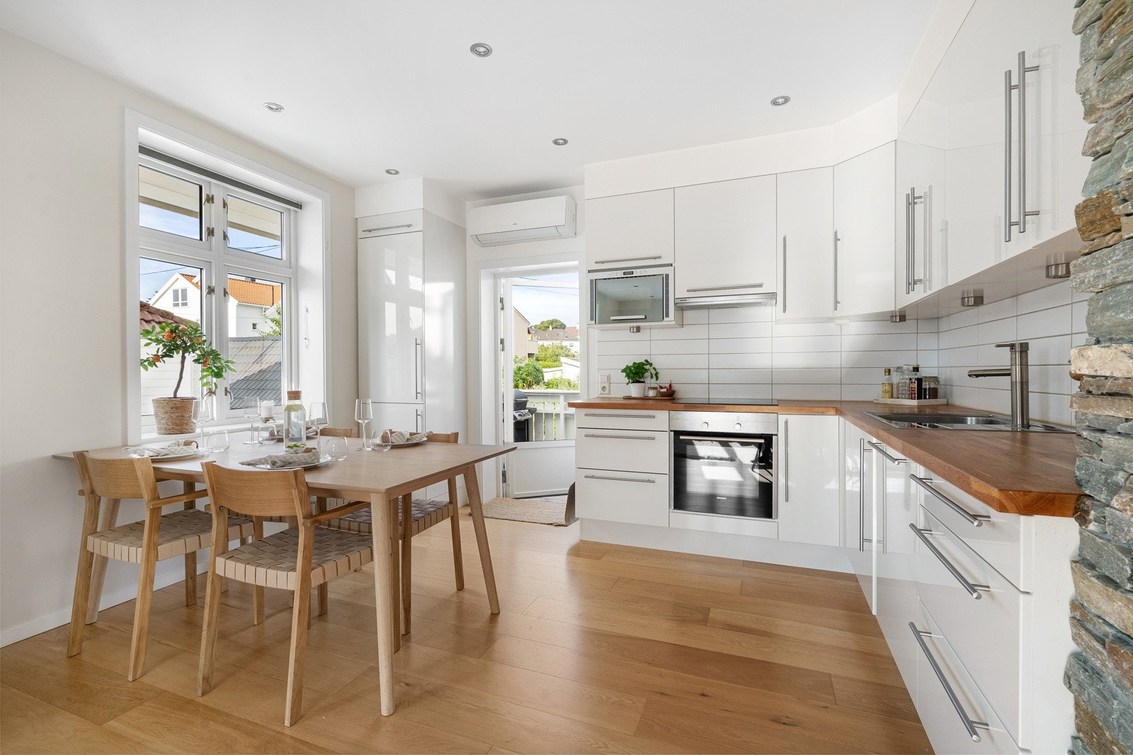 Kjøkkenet er romslig med god skap- og benkeplass. Galleribilde