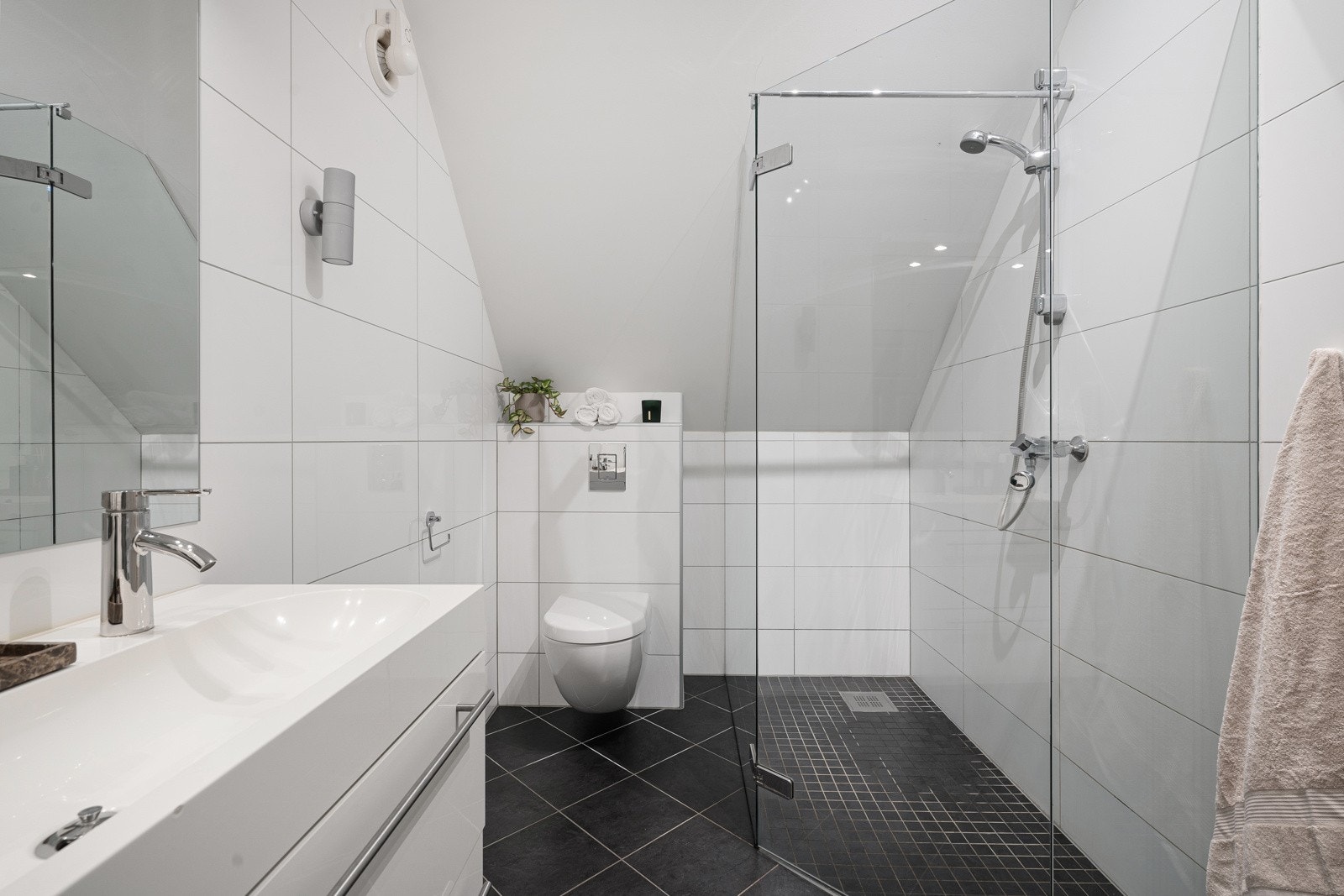 Boligens bad er stort og praktisk. Galleribilde