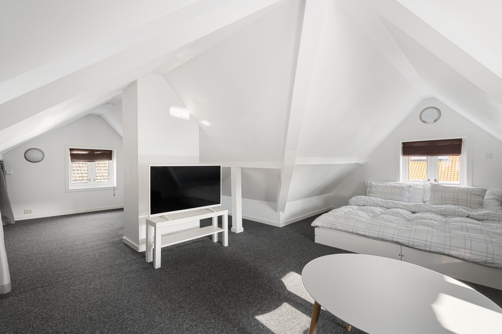 Dagens eier har innredet det som gjesterom og tv-stue noe som gir en ekstra fleksibel plass som kan tilpasses ulike behov. Galleribilde