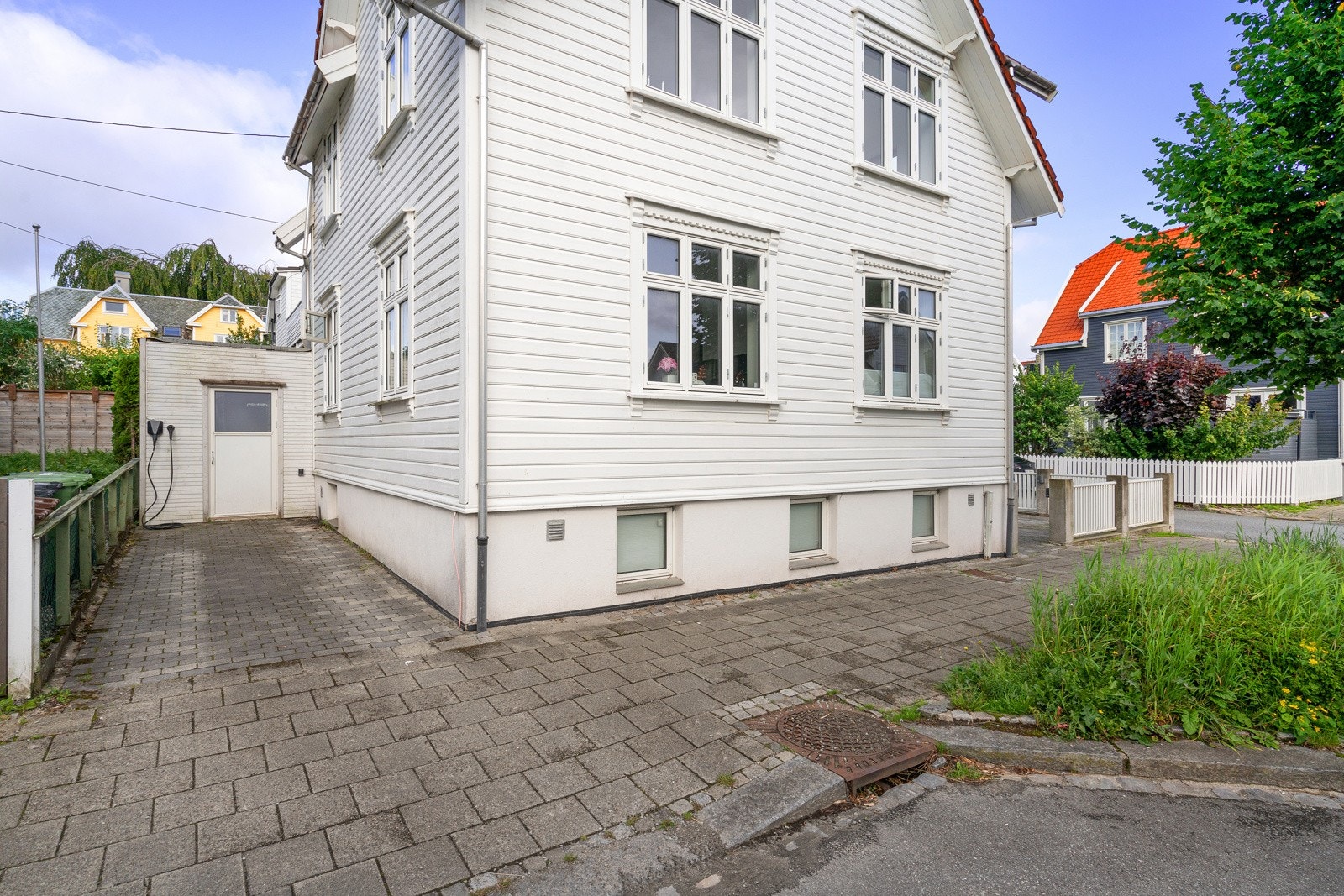 Det er verdt å merke seg at til leiligheten tilhører det en egen oppstillingsplass for bil på tomten, noe som gir praktisk parkeringsmulighet for beboerne. Galleribilde