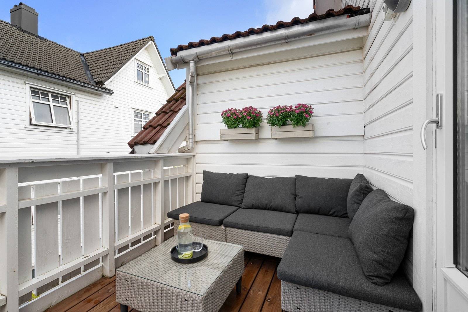 Balkongen måler ca. 6 kvm og kan skilte med lune og gode forhold. Galleribilde