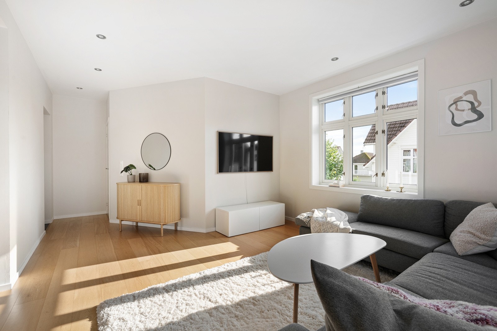 Den flotte en-stavs parketten gir en behagelig atmosfære og de glatte veggene sammen med innfelte spotter i taket gir et stilrent preg. Galleribilde