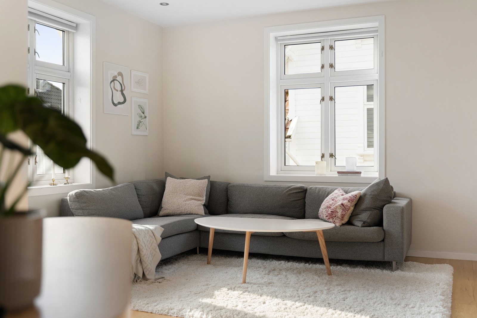 De store vindusflatene sørger for en lys og luftig atmosfære. Galleribilde