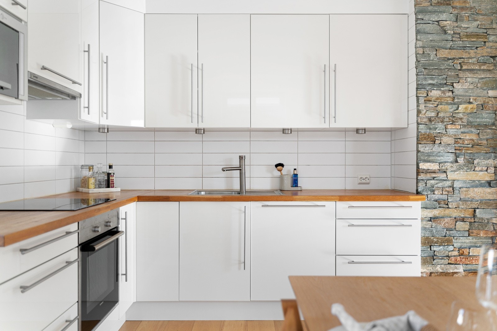 Hvitevarene er integrert og medfølger handelen. Galleribilde