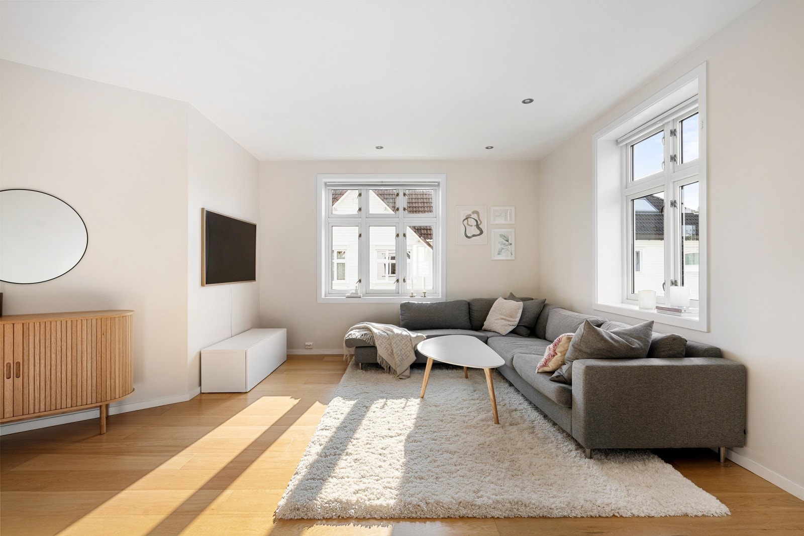 Inne i leiligheten blir man møtt av en romslig stue og åpen kjøkkenløsning. Galleribilde