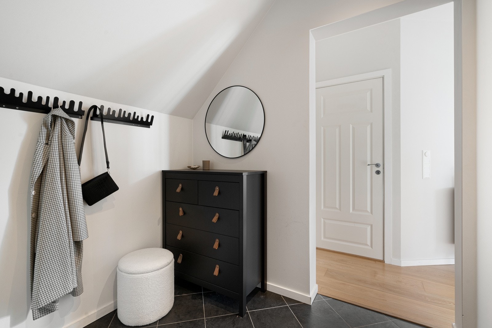 Romslig entré med god plass til yttertøy. Galleribilde