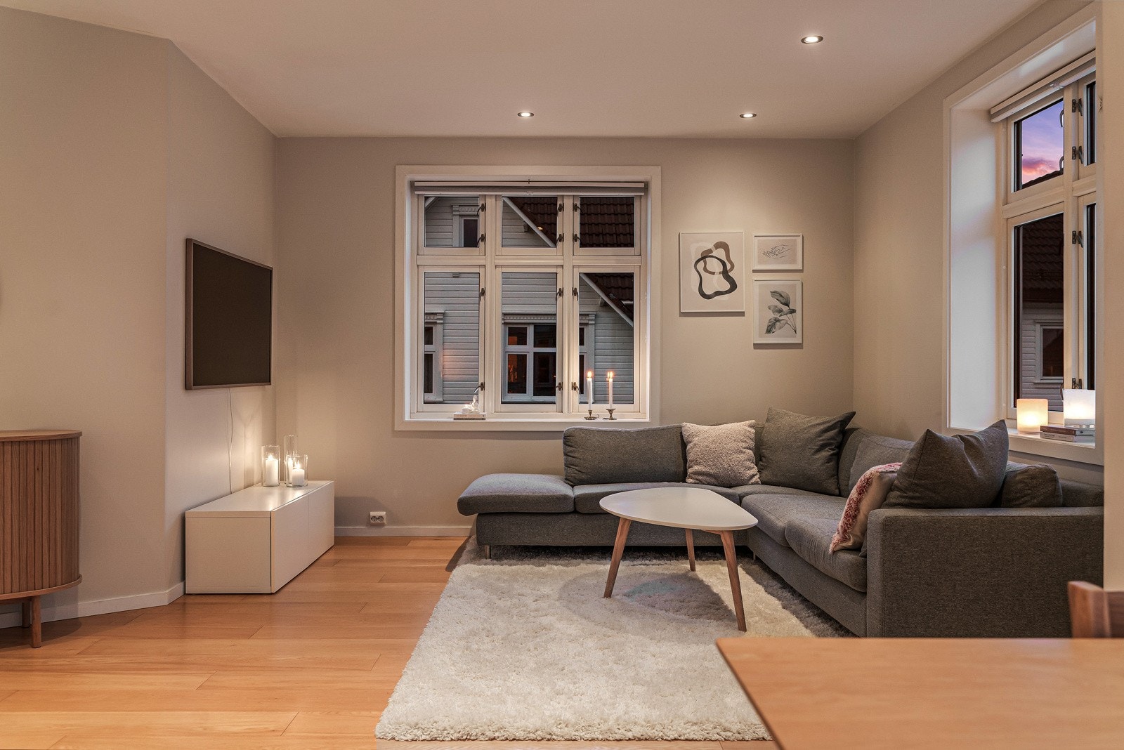 Karlsminnegata 105 er en svært attraktiv og sentral leilighet over 2 plan i en horisontaldelt tomannsbolig. Galleribilde