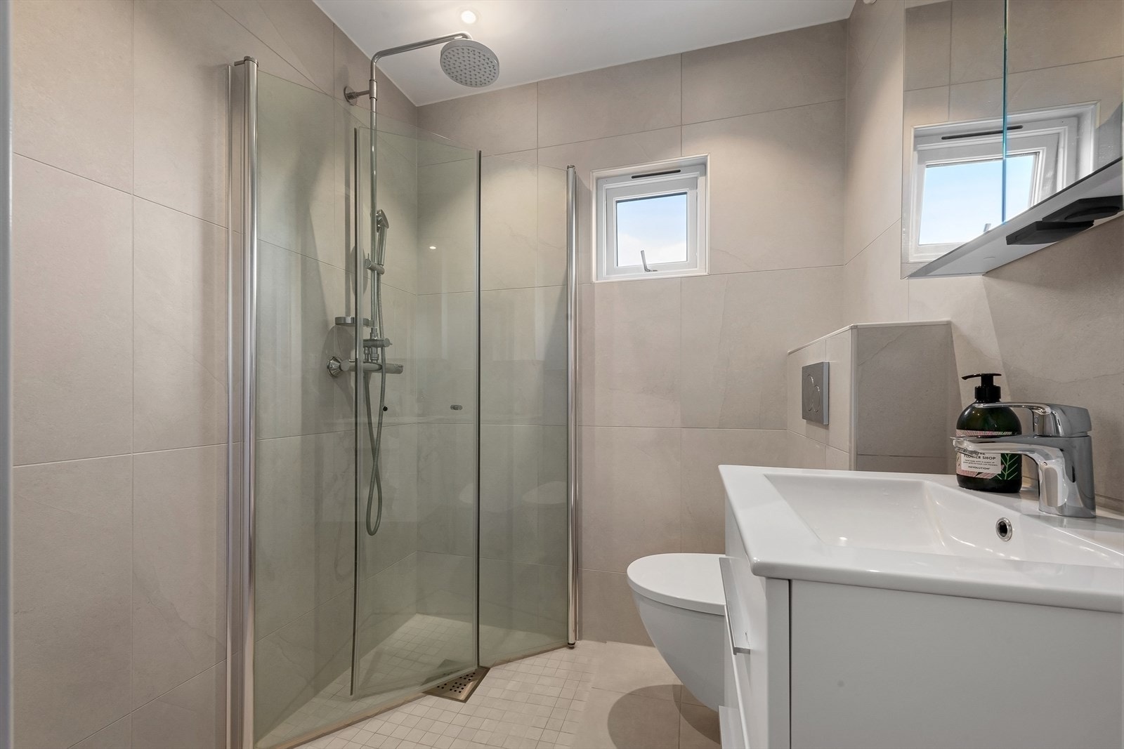 - Flislagt baderom fra 2020 med varme i gulvet og downlights i himling - Galleribilde