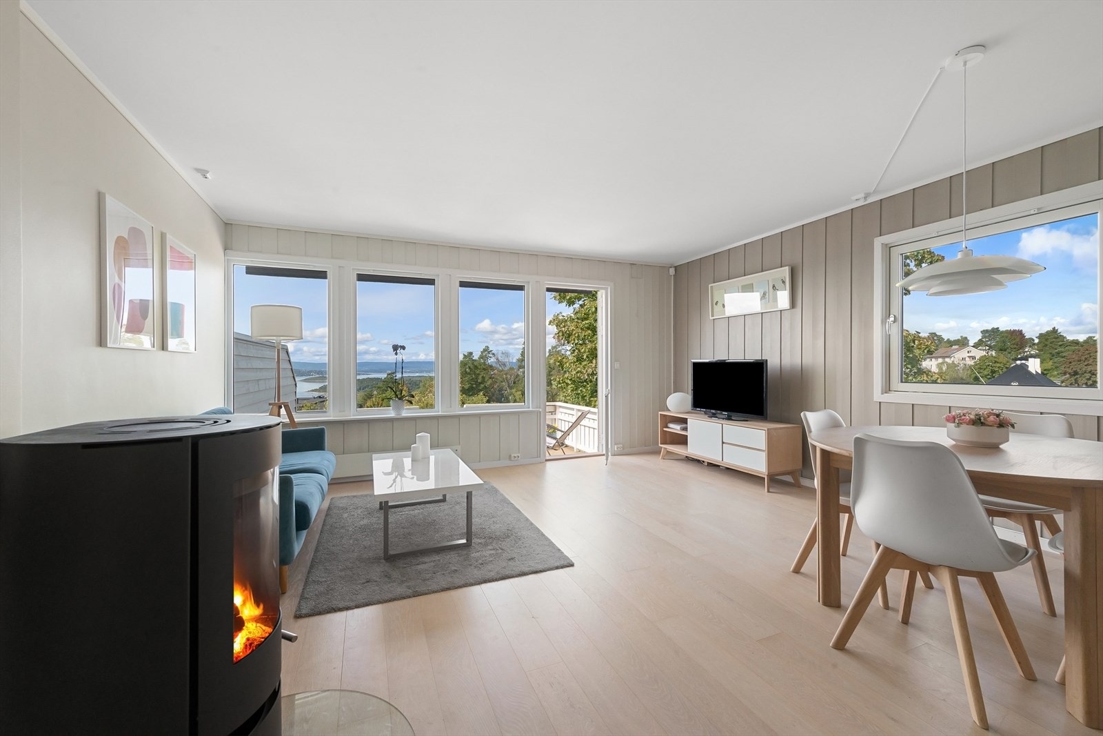 - Stuen har flott plassering i hjemmet, hvor du her får gleden av den samme fantastiske utsikten som fra terrassen - Galleribilde