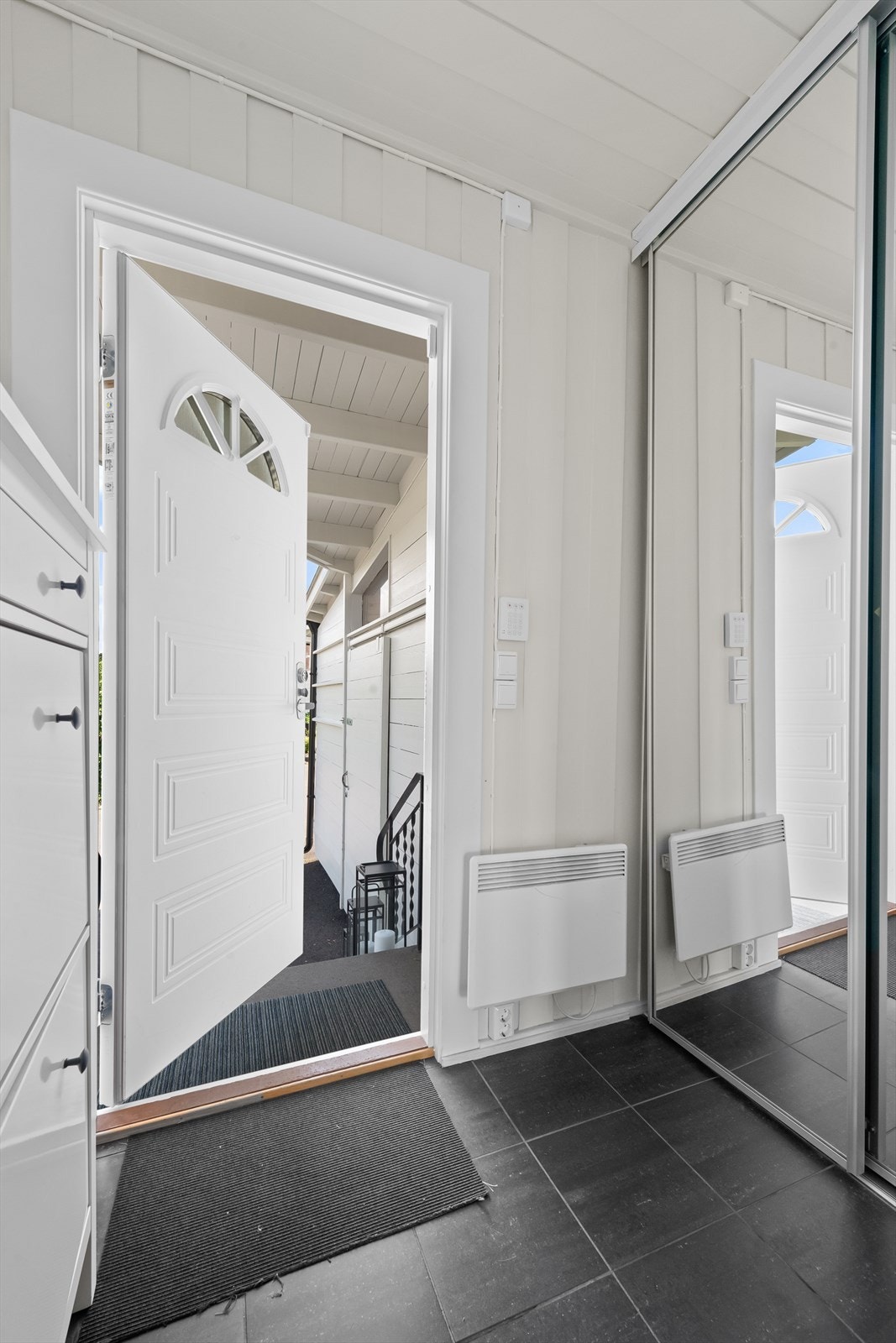- Lys og innbydende entré med god plass til sko og yttertøy i skyvedørsgarderobe - Galleribilde