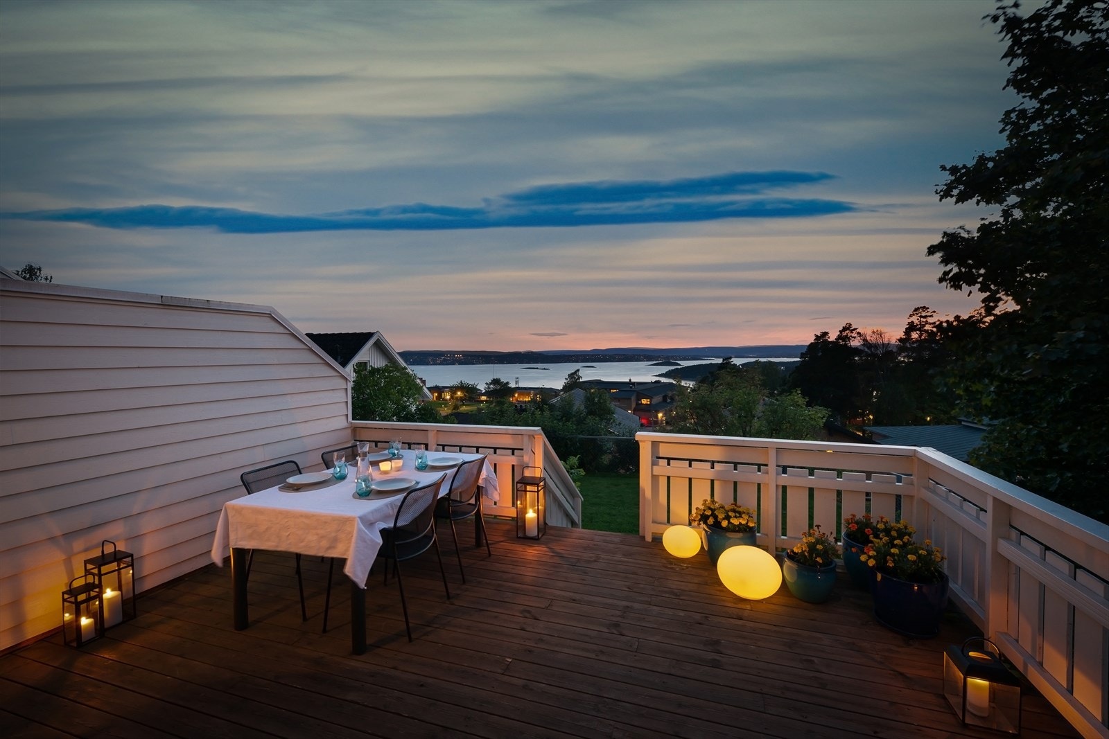 - Rekkehus over 3 plan med vestvendt terrasse 19,2 m² og felles hage - Fantastisk beliggenhet med panoramautsikt over Oslofjorden - Peis - To baderom og kjøkken 2020 - Parkering med lader - Galleribilde