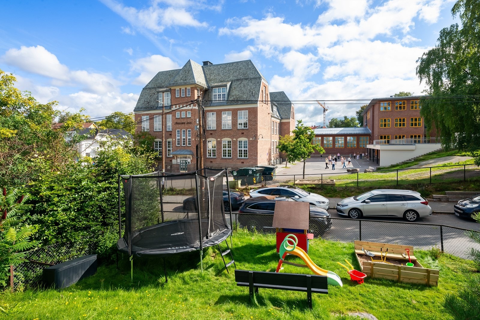 - Nordstrand skole ligger like over veien for boligene - Galleribilde