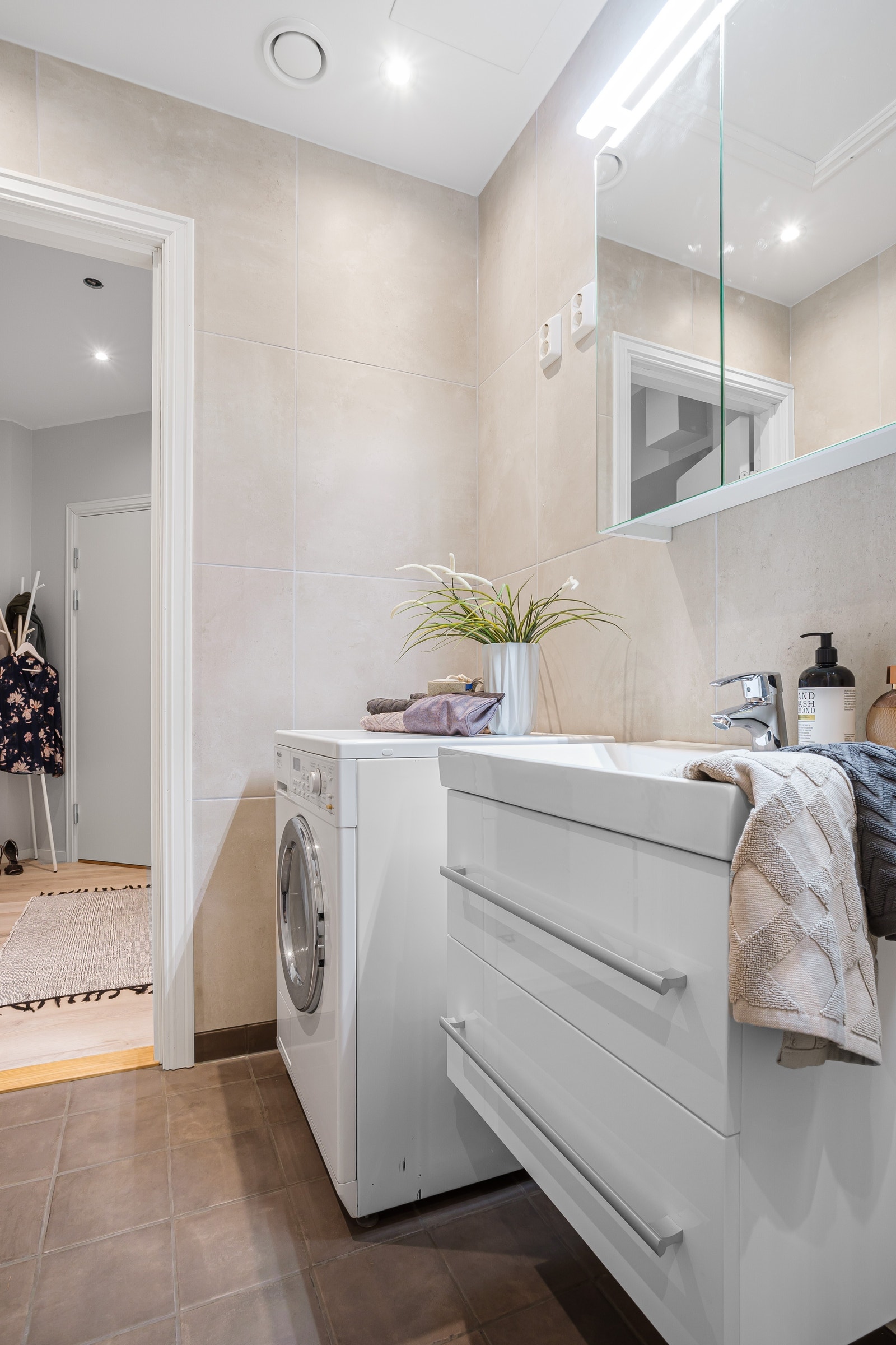 Bad med vaskemaskin Galleribilde