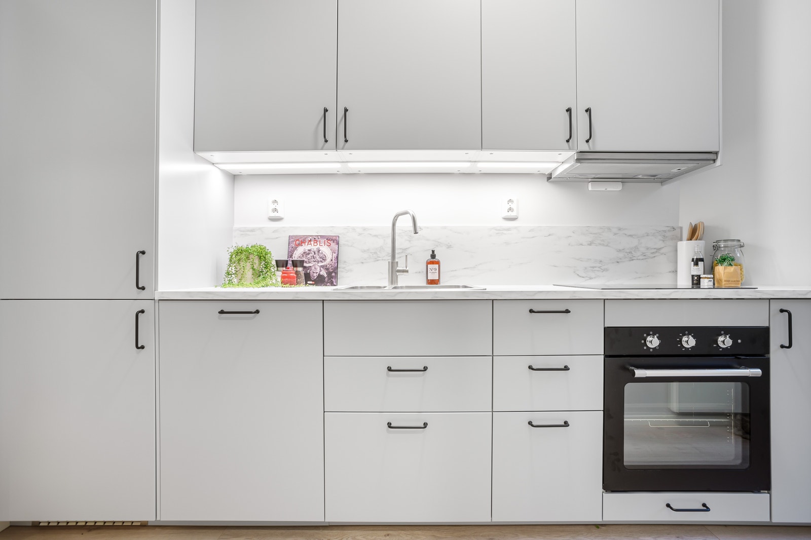 Kjøkken inkl. hvitevarer (komfyr, kombiskap og oppvaskmaskin) Galleribilde