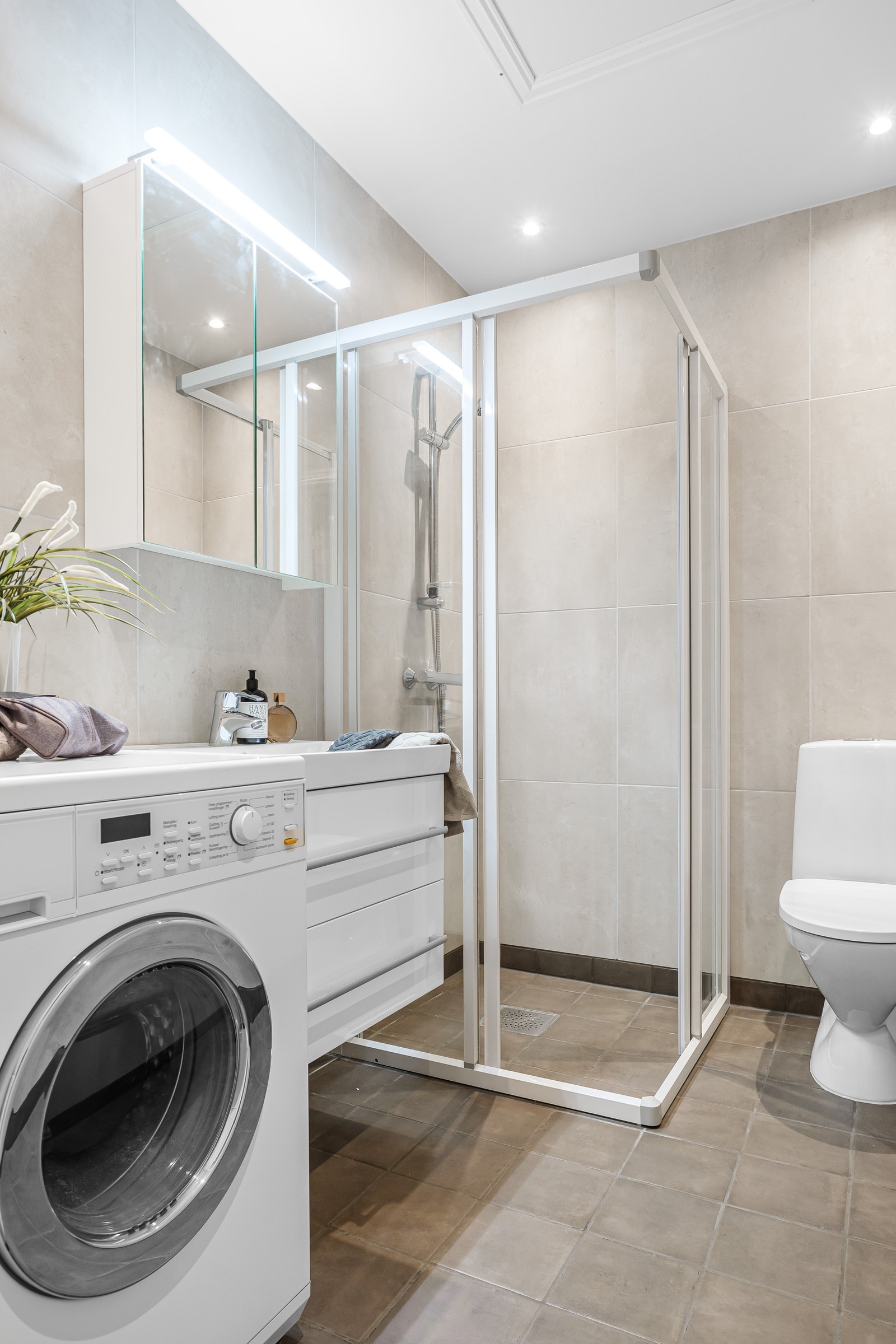 Bad med vaskemaskin Galleribilde