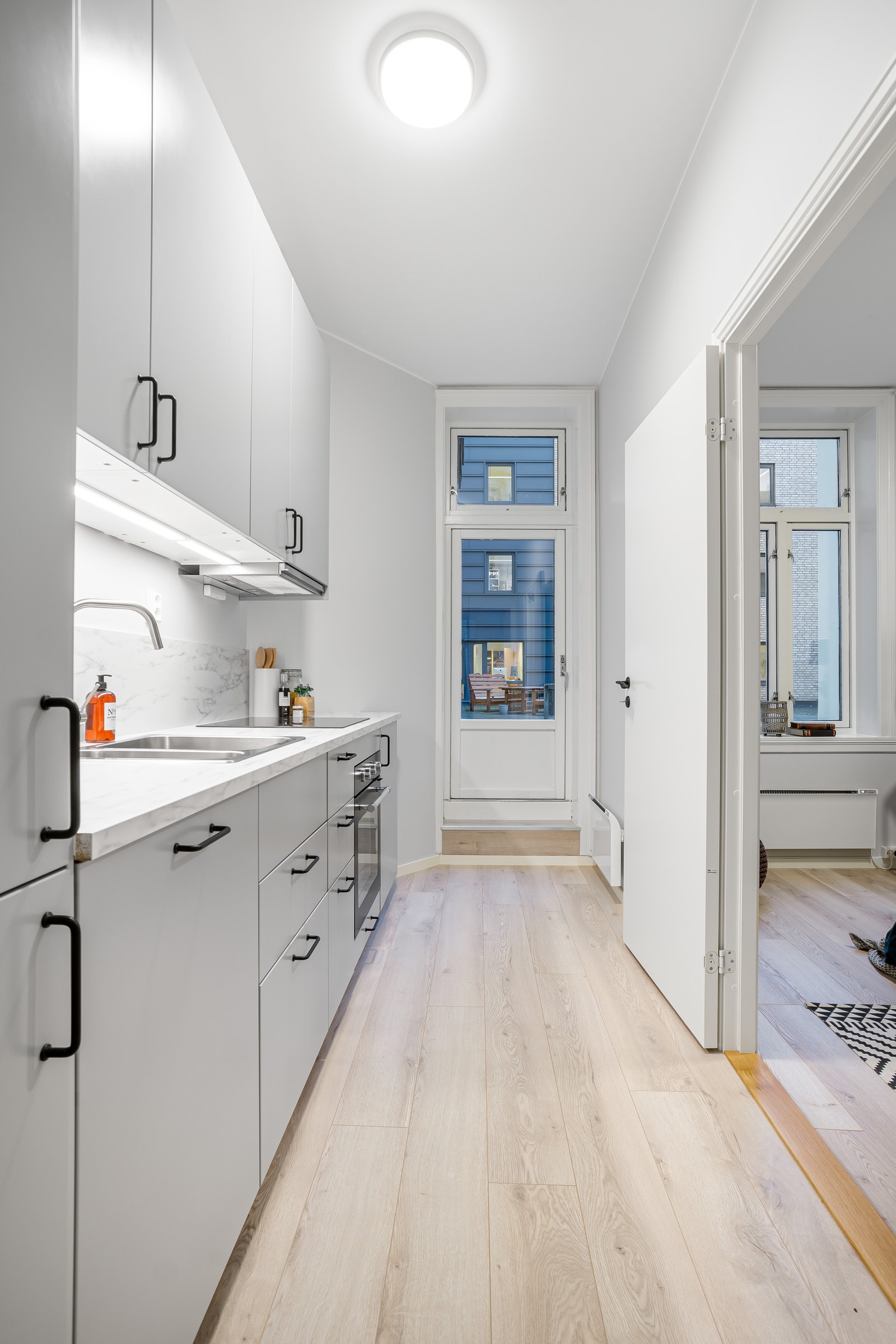 Kjøkken med direkte utgang til bakgård og trapp til takterrassen. Galleribilde